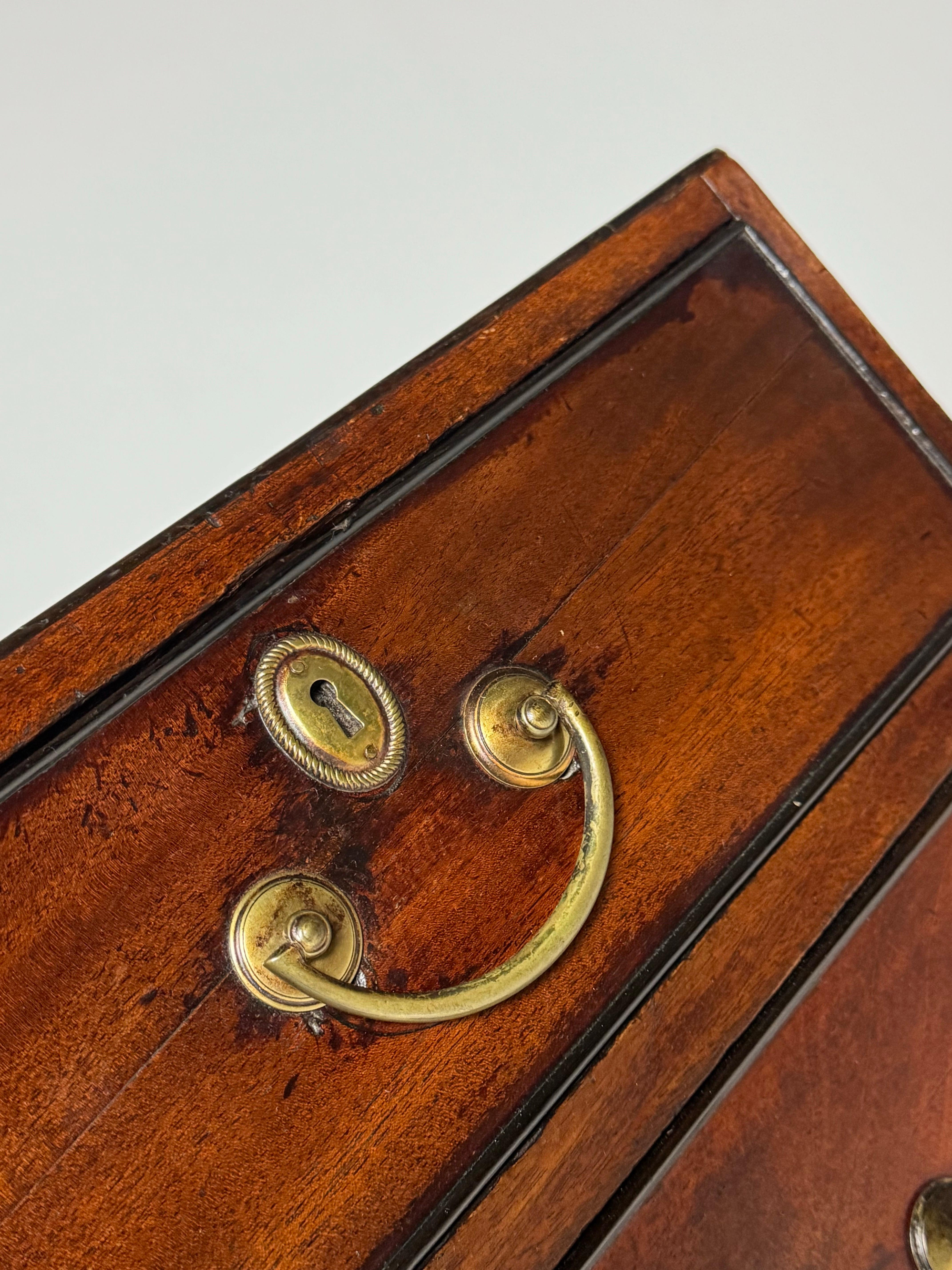 English Georgian Mahogany Commode ca. 1800 For Sale 12