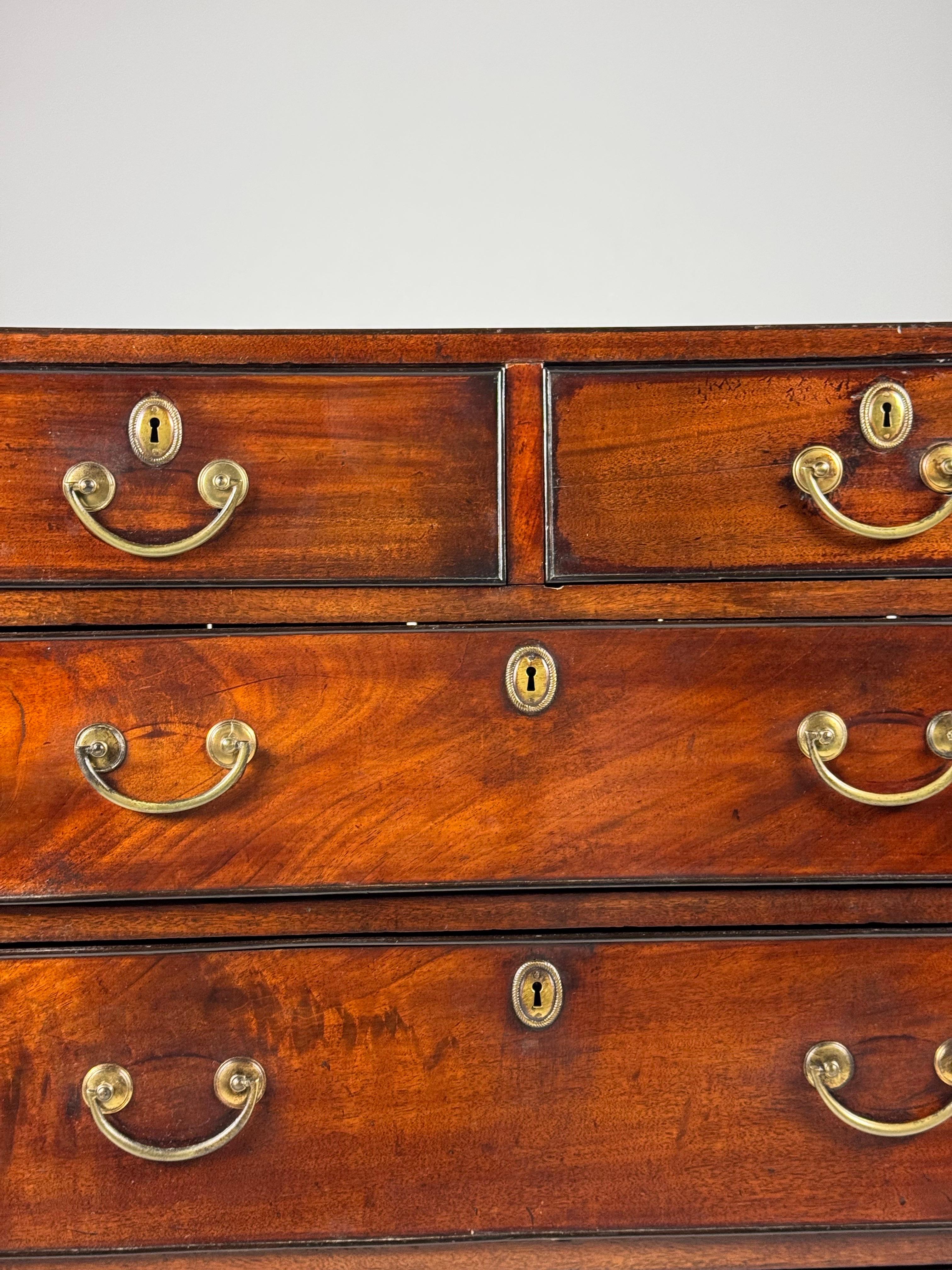 Mahogany chest of drawers / chest of drawers. Original from England. Georgian period, ca. 1800. Sleek design. With original back panel. Beautiful colour and patina.

Dimensions: 89W x 93H x 45D