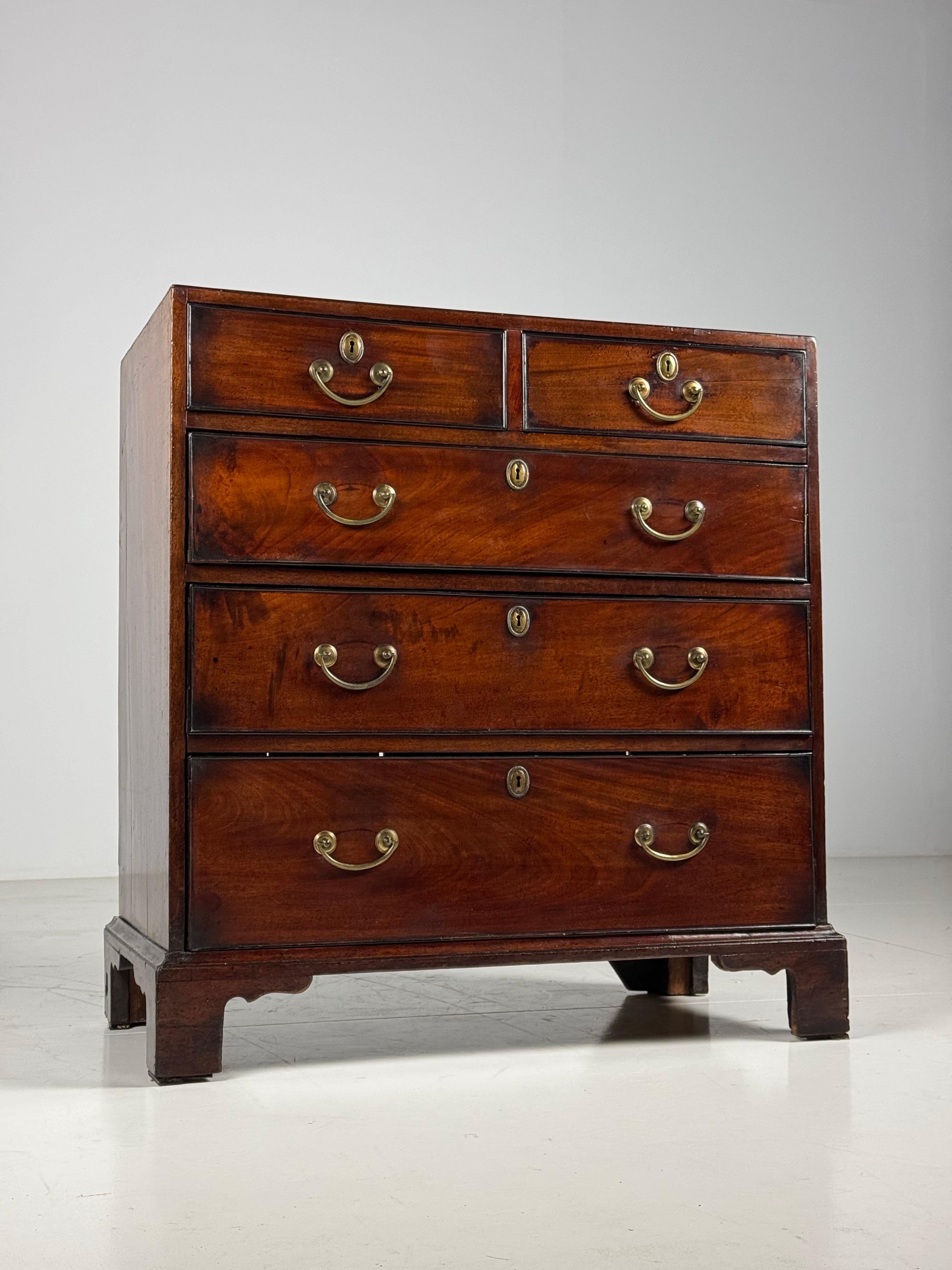 English Georgian Mahogany Commode ca. 1800 In Good Condition For Sale In MILL, NL