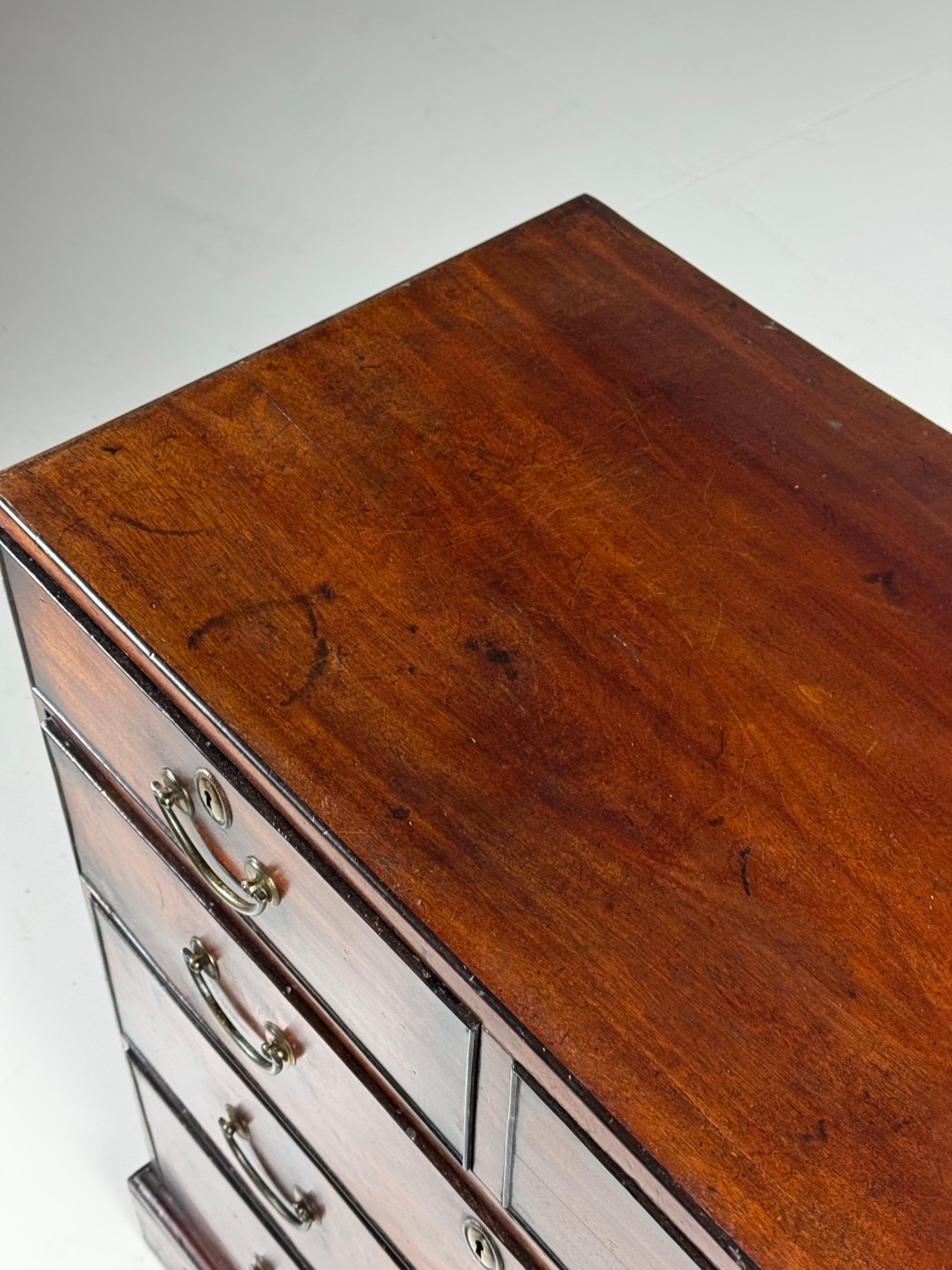 English Georgian Mahogany Commode ca. 1800 For Sale 1