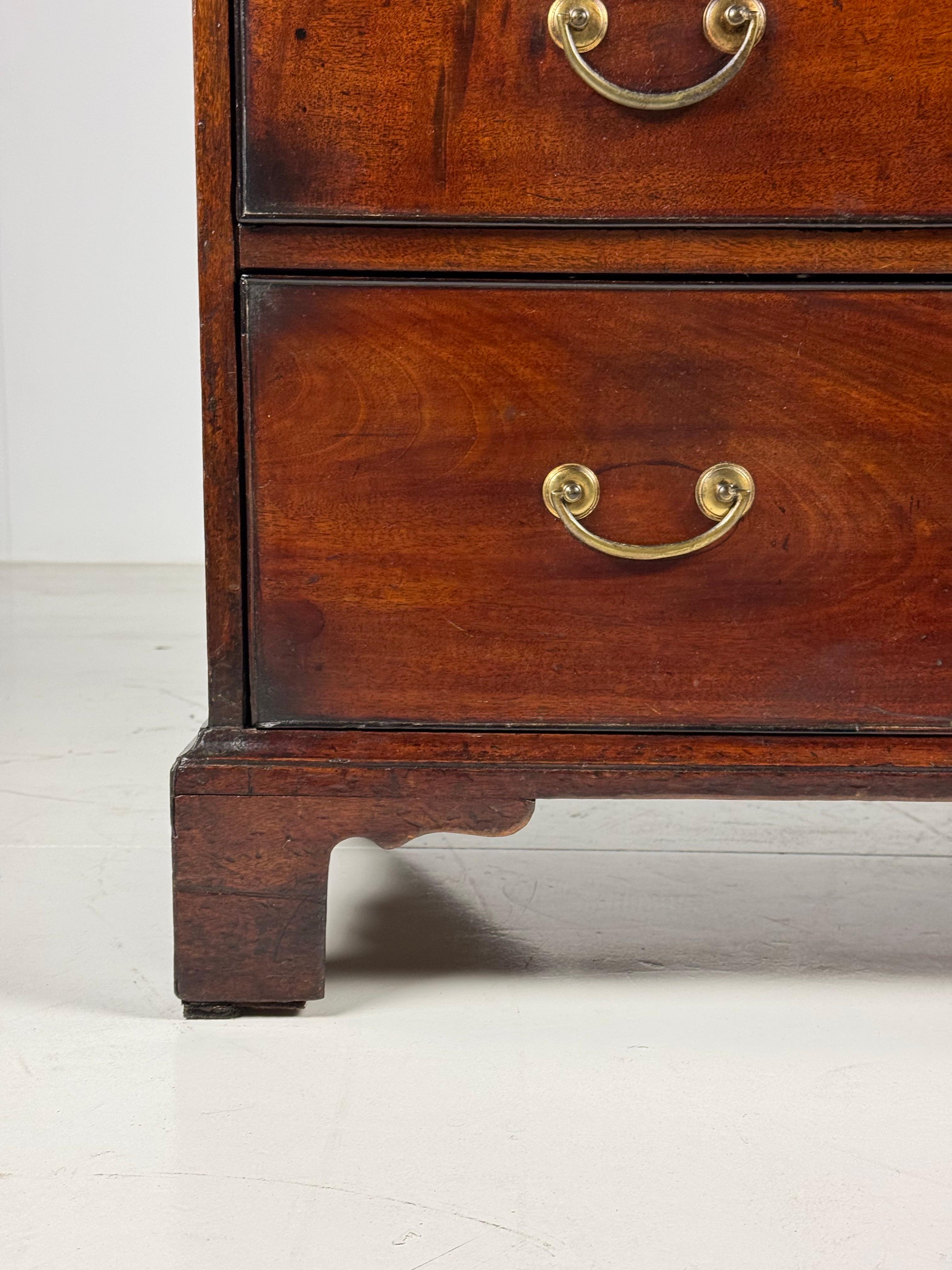 English Georgian Mahogany Commode ca. 1800 For Sale 2