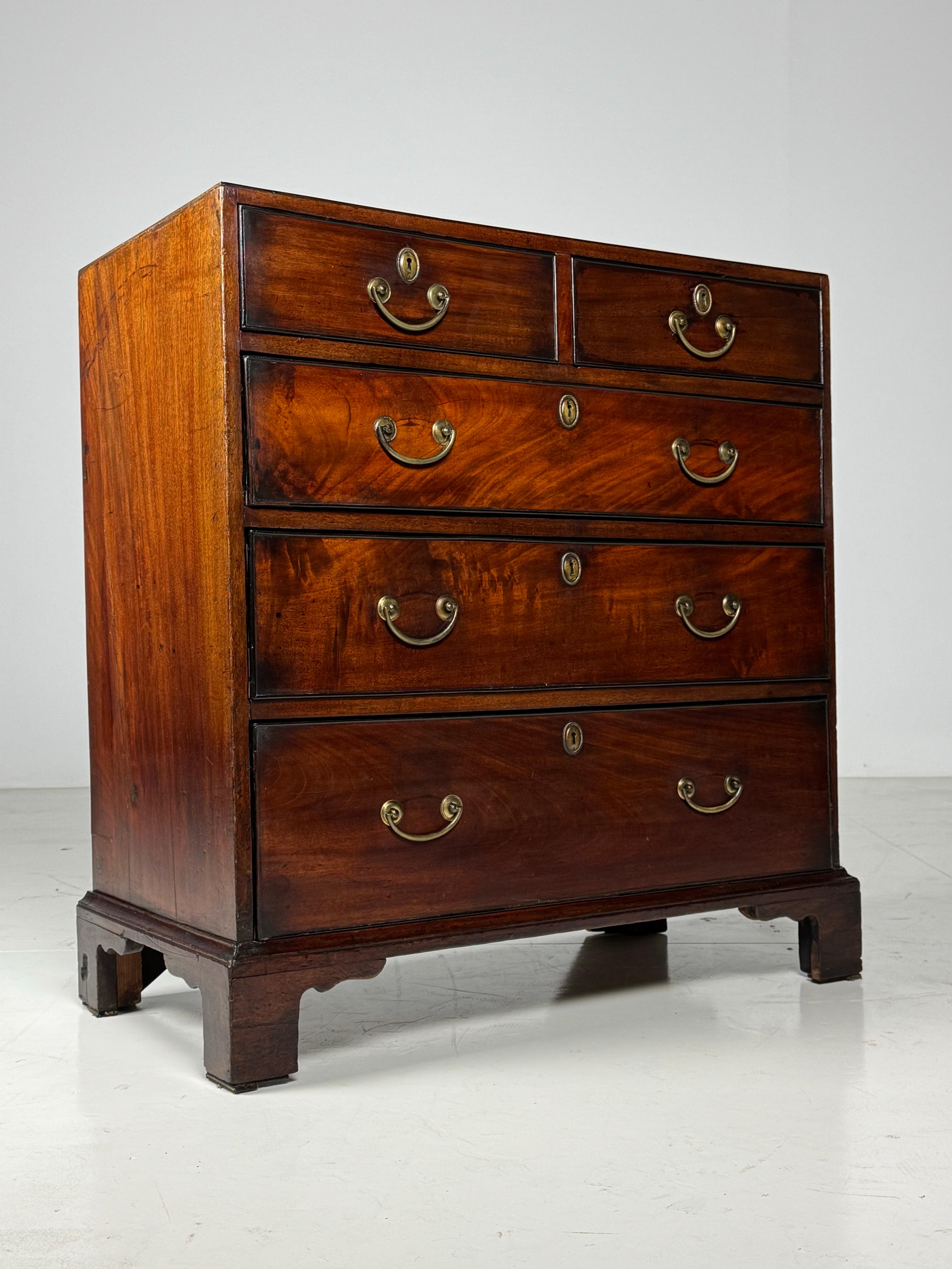 English Georgian Mahogany Commode ca. 1800 For Sale 3