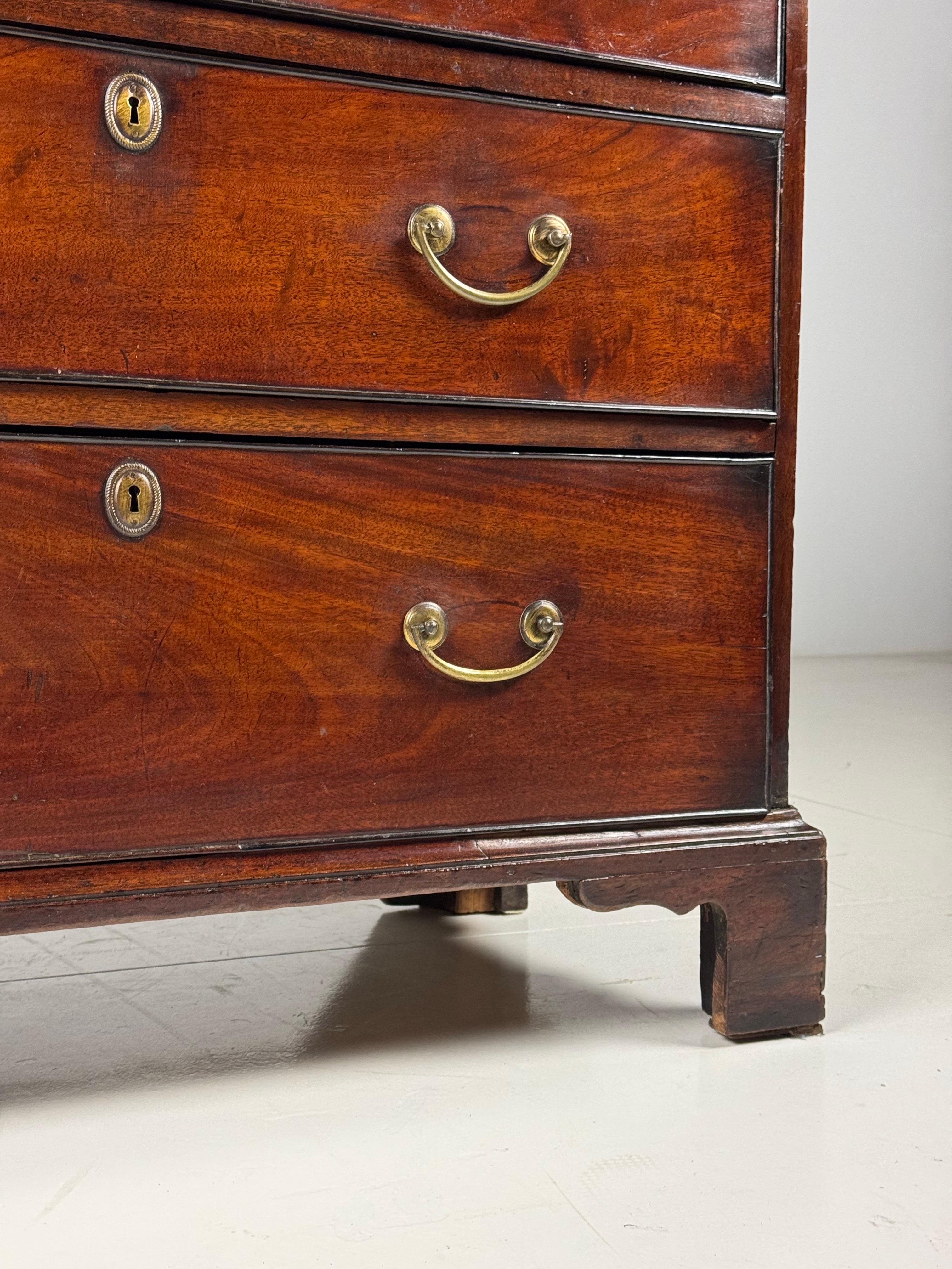 English Georgian Mahogany Commode ca. 1800 For Sale 4