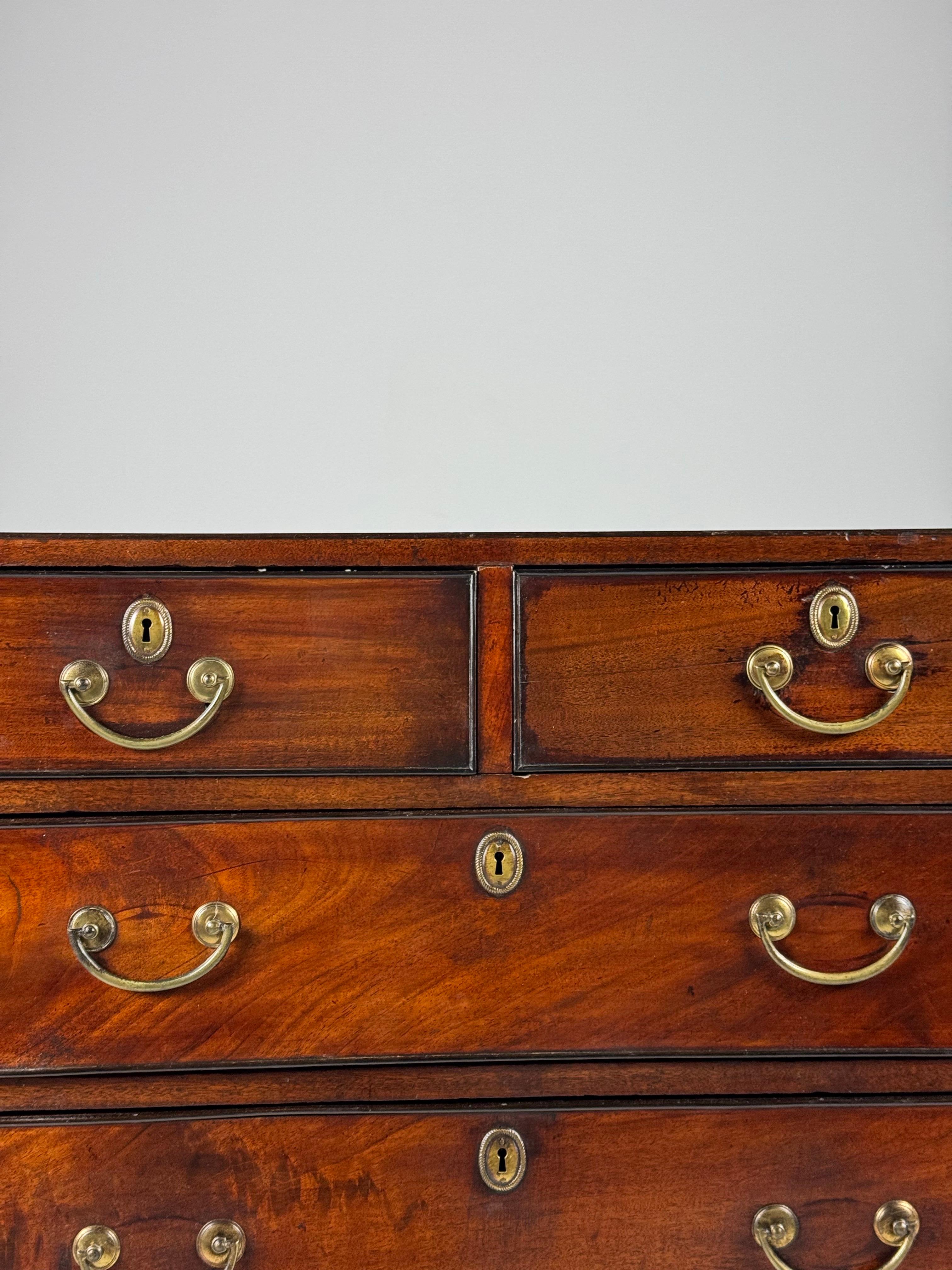 English Georgian Mahogany Commode ca. 1800 For Sale 5