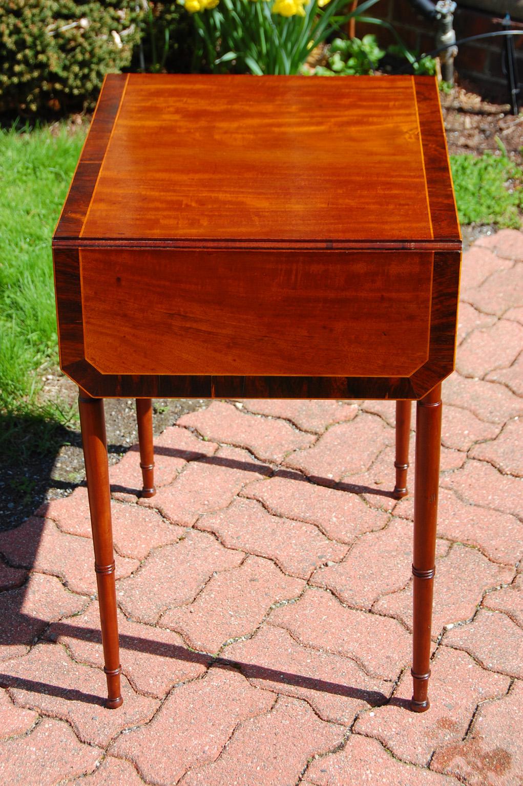 English Georgian Mahogany Dropleaf Sidetable with Rosewood Crossbanding In Good Condition In Wells, ME