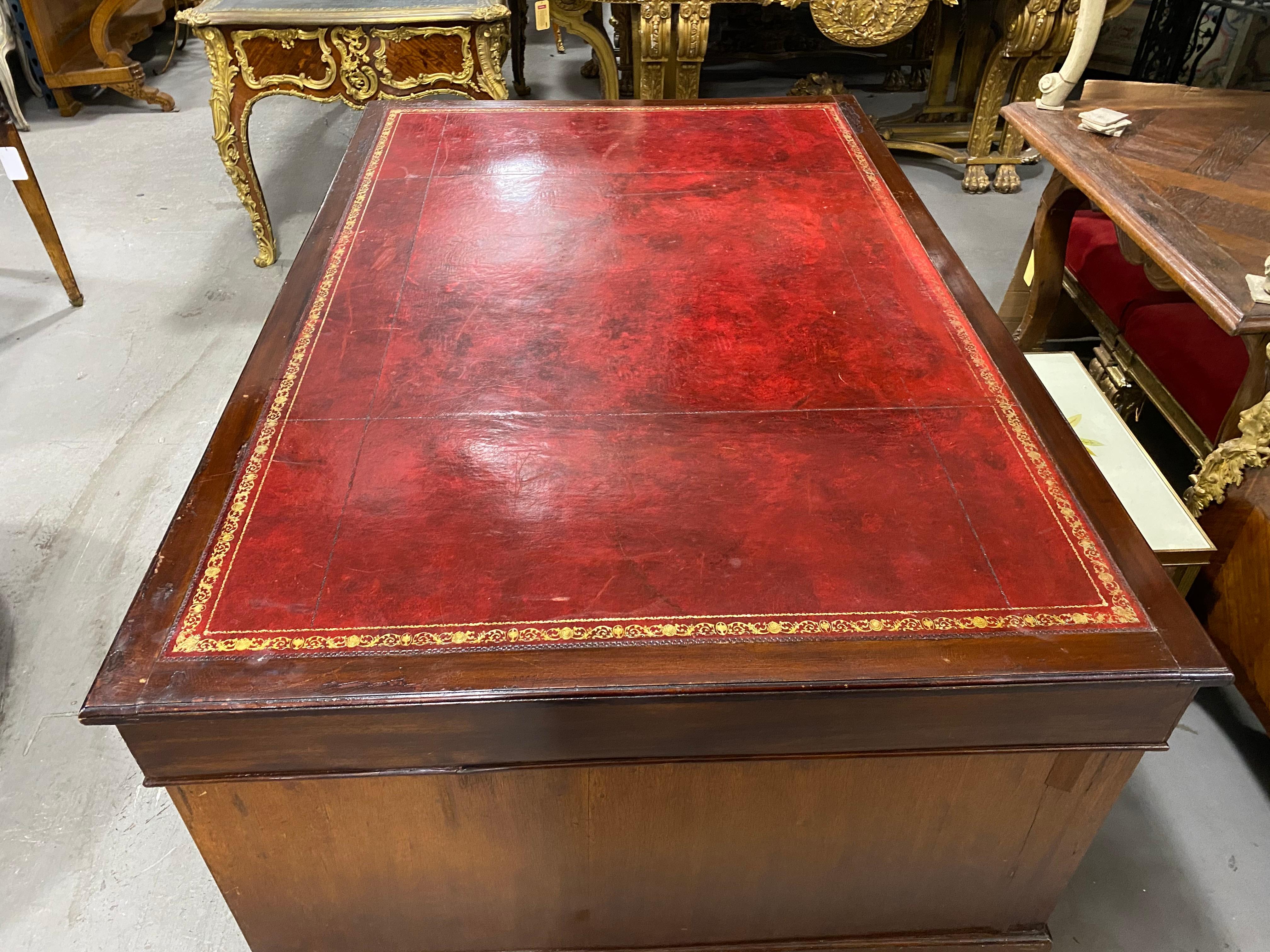 Bureau de partenaire anglais géorgien en acajou avec plateau en cuir rouge Bon état - En vente à Queens, NY