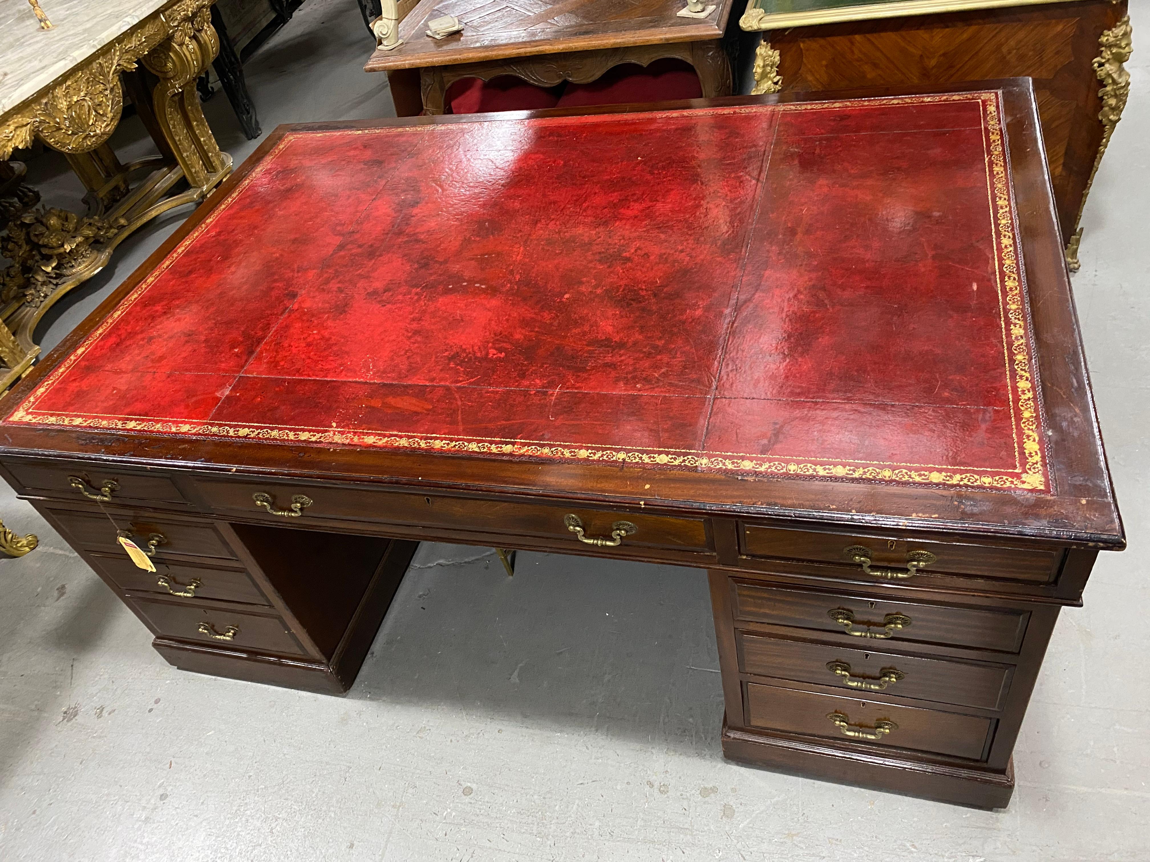 XIXe siècle Bureau de partenaire anglais géorgien en acajou avec plateau en cuir rouge en vente