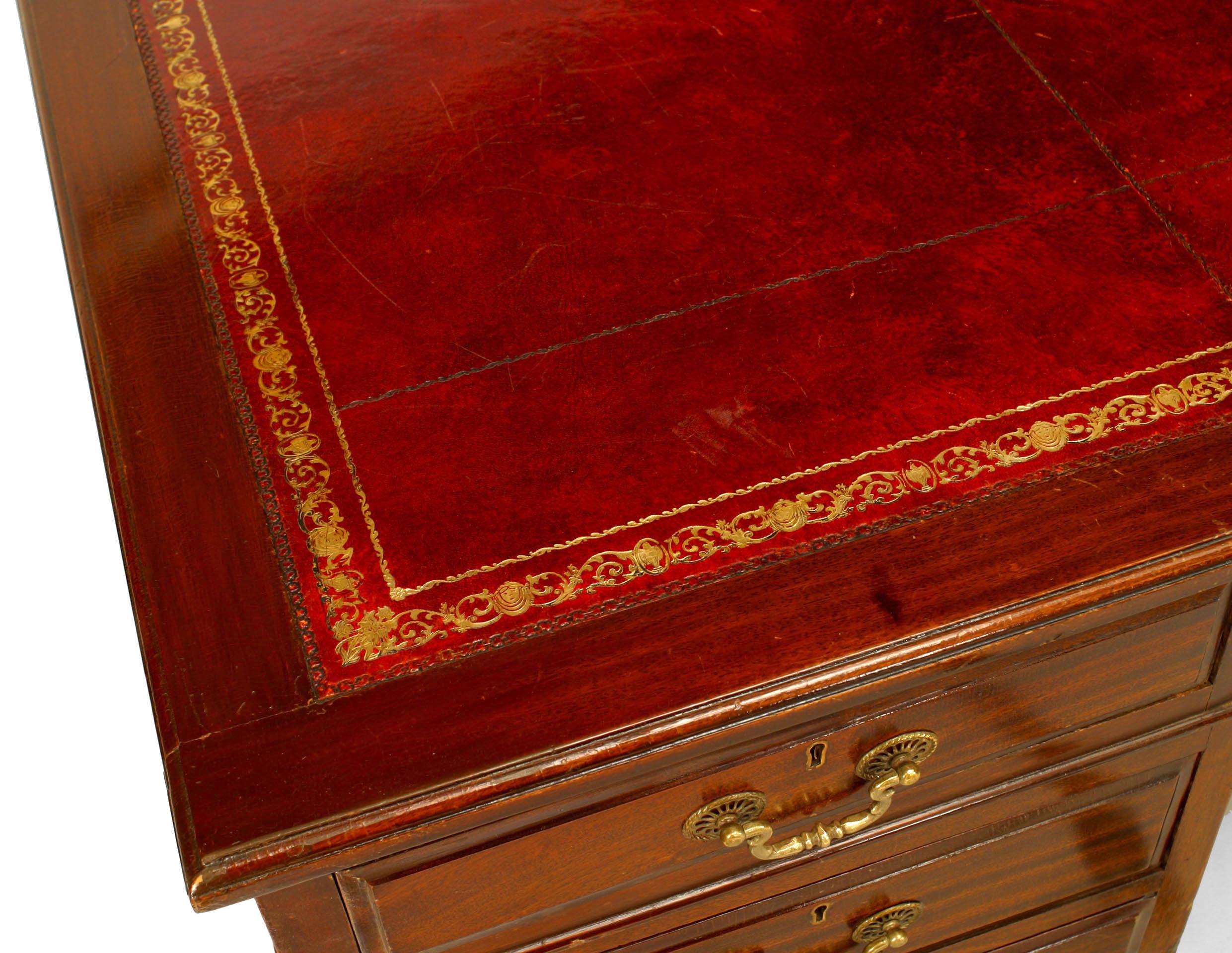 Bureau d'associé en acajou de style géorgien anglais (19/20ème siècle) avec un plateau en cuir rouge, 3 sections.

Condition Vintage.