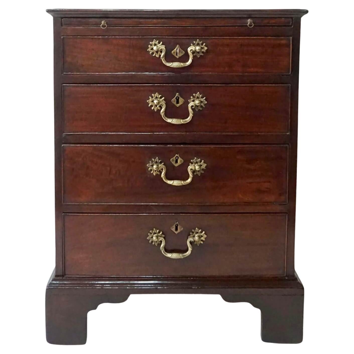 Cassapanca da scapolo a forma di piedistallo in mogano georgiano inglese, 1760 ca.