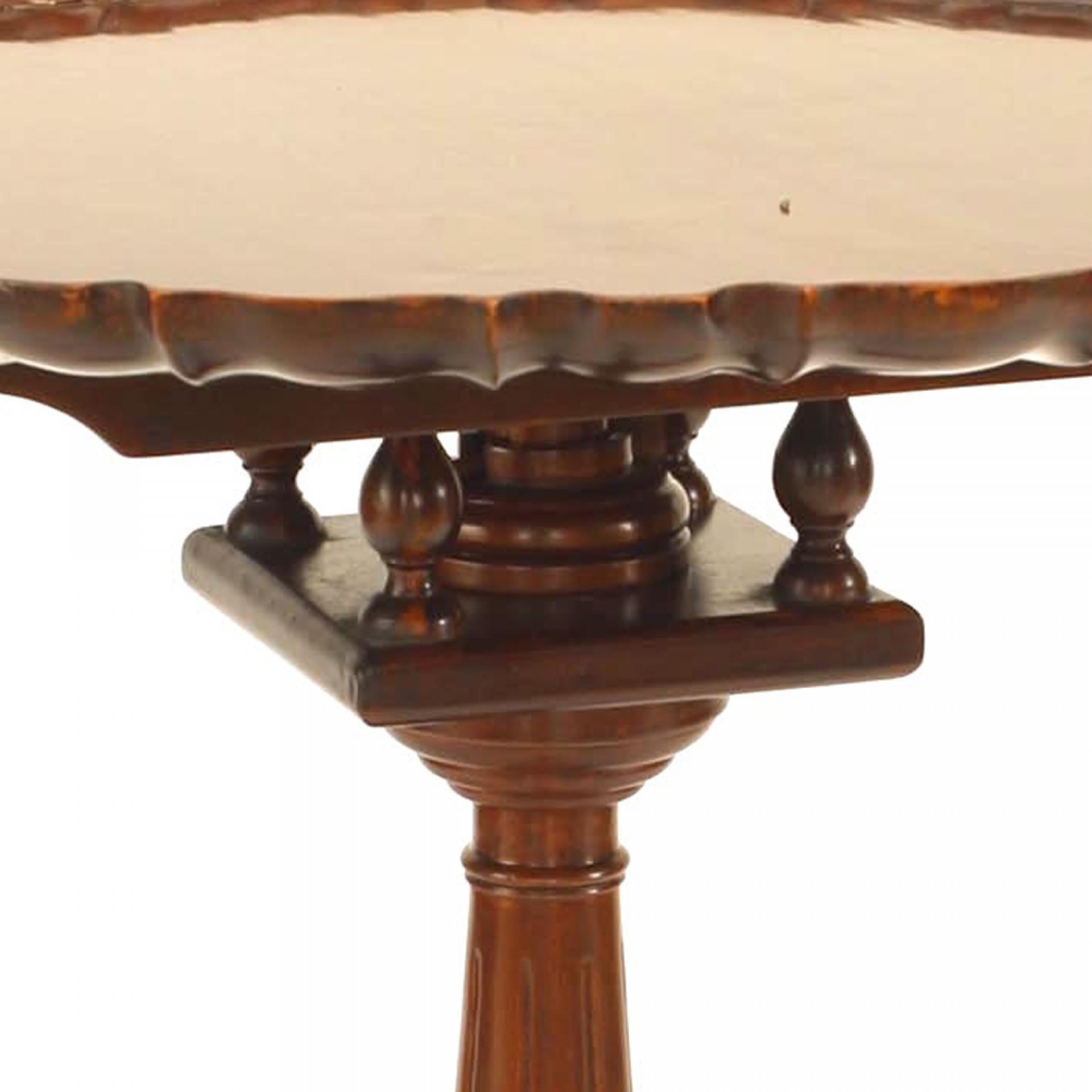 Georgien Table d'appoint à festons en acajou de style géorgien anglais en vente