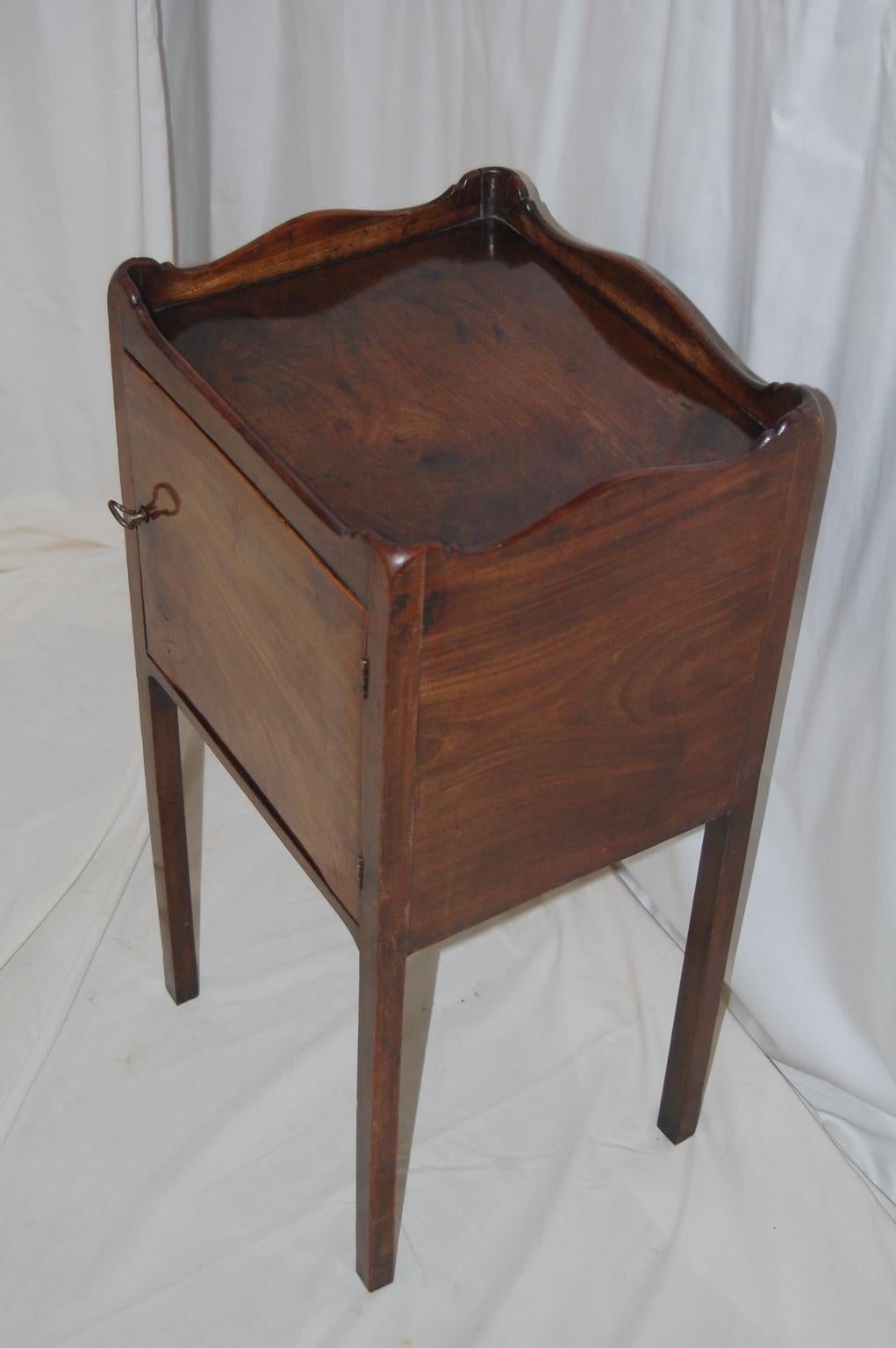 English Georgian Mahogany Tapered Leg Pot Cupboard with Galleried Top In Good Condition In Wells, ME