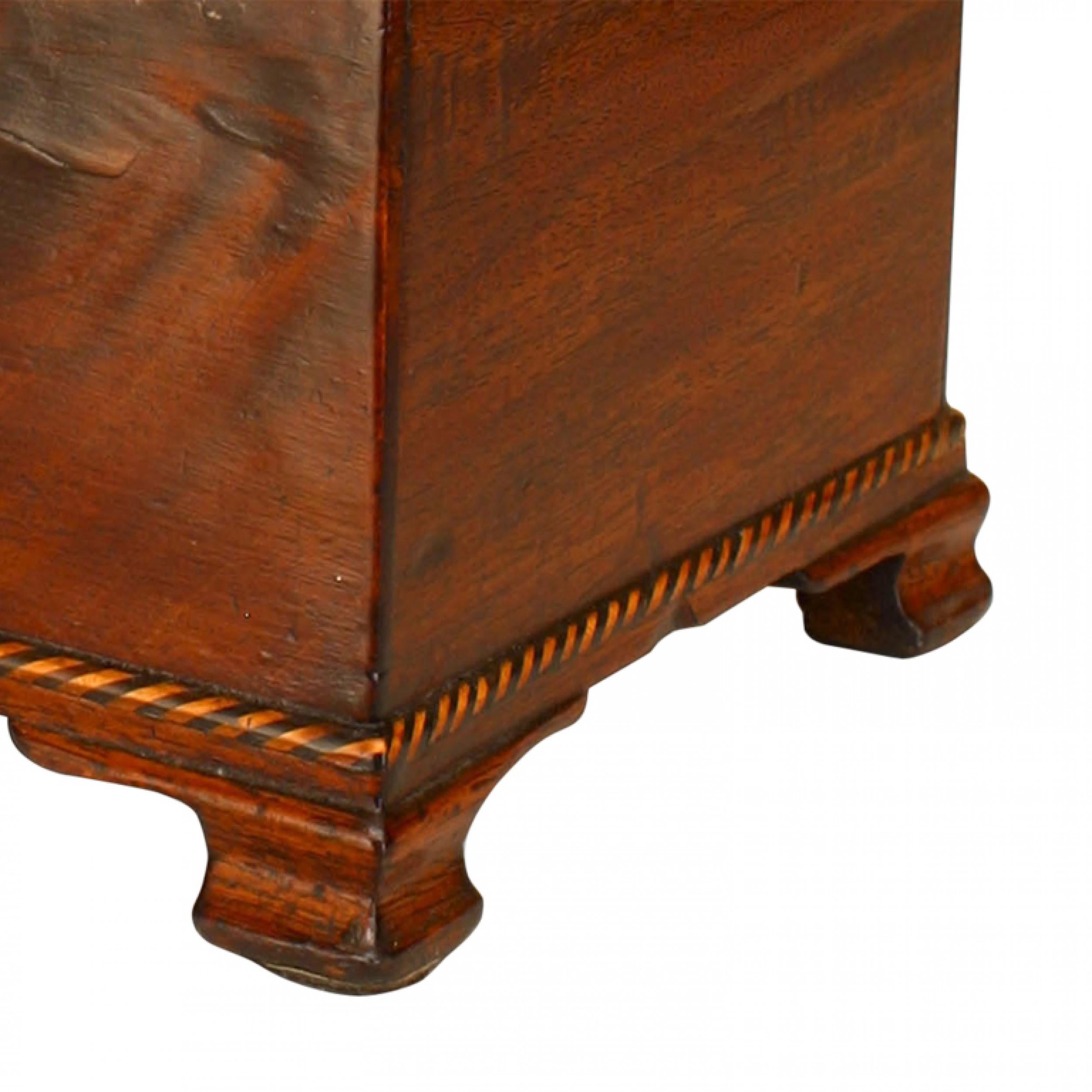 Caja de té inglesa georgiana (s. XVIII/XIX) de caoba, con patas de ménsula, incrustaciones de satén y ébano, tapa abatible escalonada, asa y escudo de latón