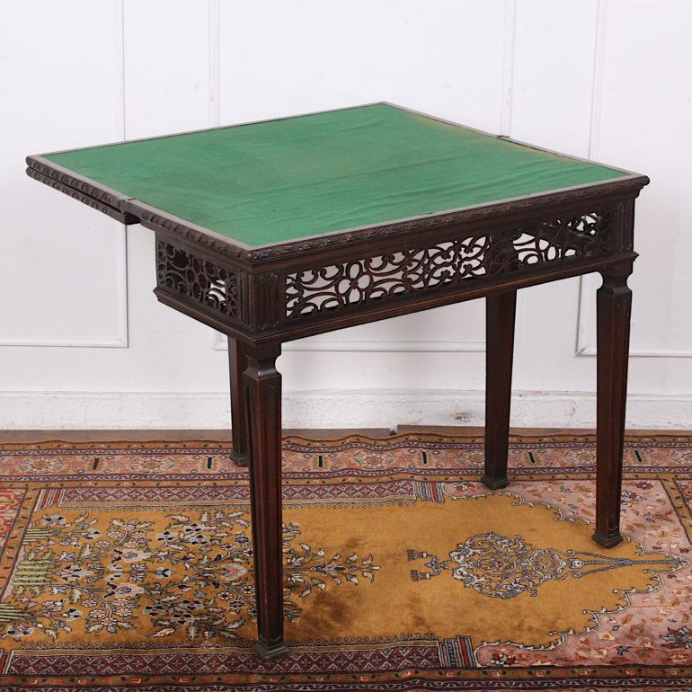 English Georgian Mahogany Triple-Top Games / Tea / Console Table In Good Condition In Vancouver, British Columbia
