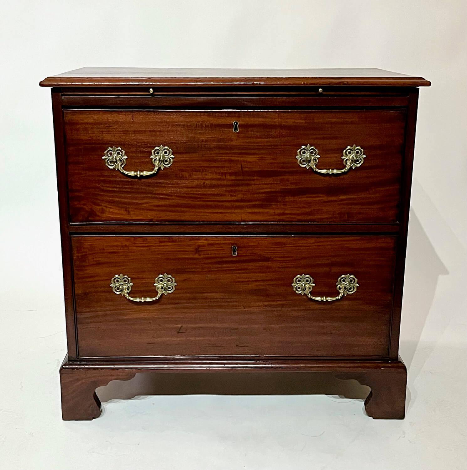 English Georgian Mahogany Two-Drawer Bachelor's Chest, circa 1760 For Sale 7