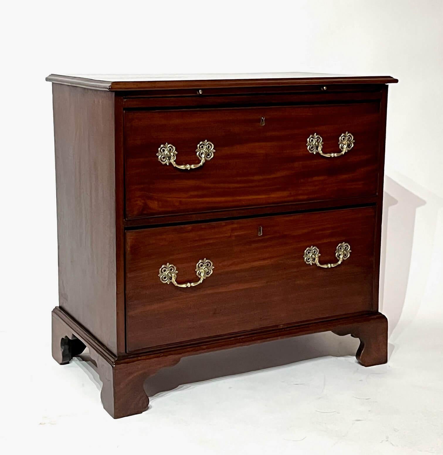 Hand-Crafted English Georgian Mahogany Two-Drawer Bachelor's Chest, circa 1760 For Sale