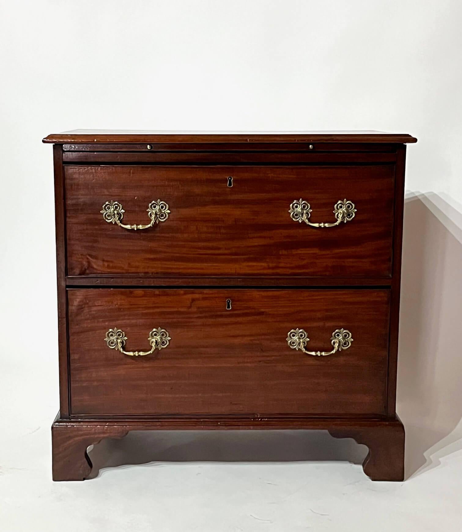 English Georgian Mahogany Two-Drawer Bachelor's Chest, circa 1760 In Good Condition For Sale In Kinderhook, NY