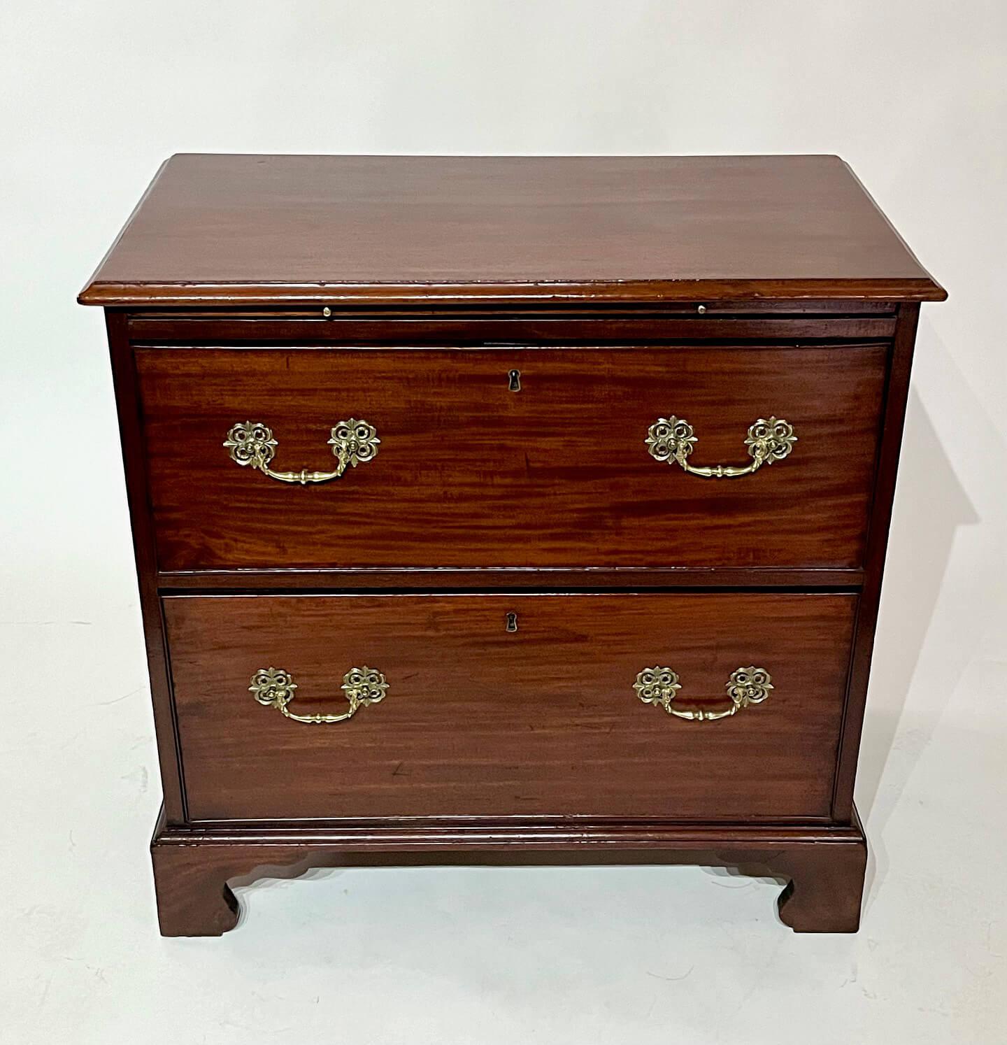 18th Century English Georgian Mahogany Two-Drawer Bachelor's Chest, circa 1760 For Sale