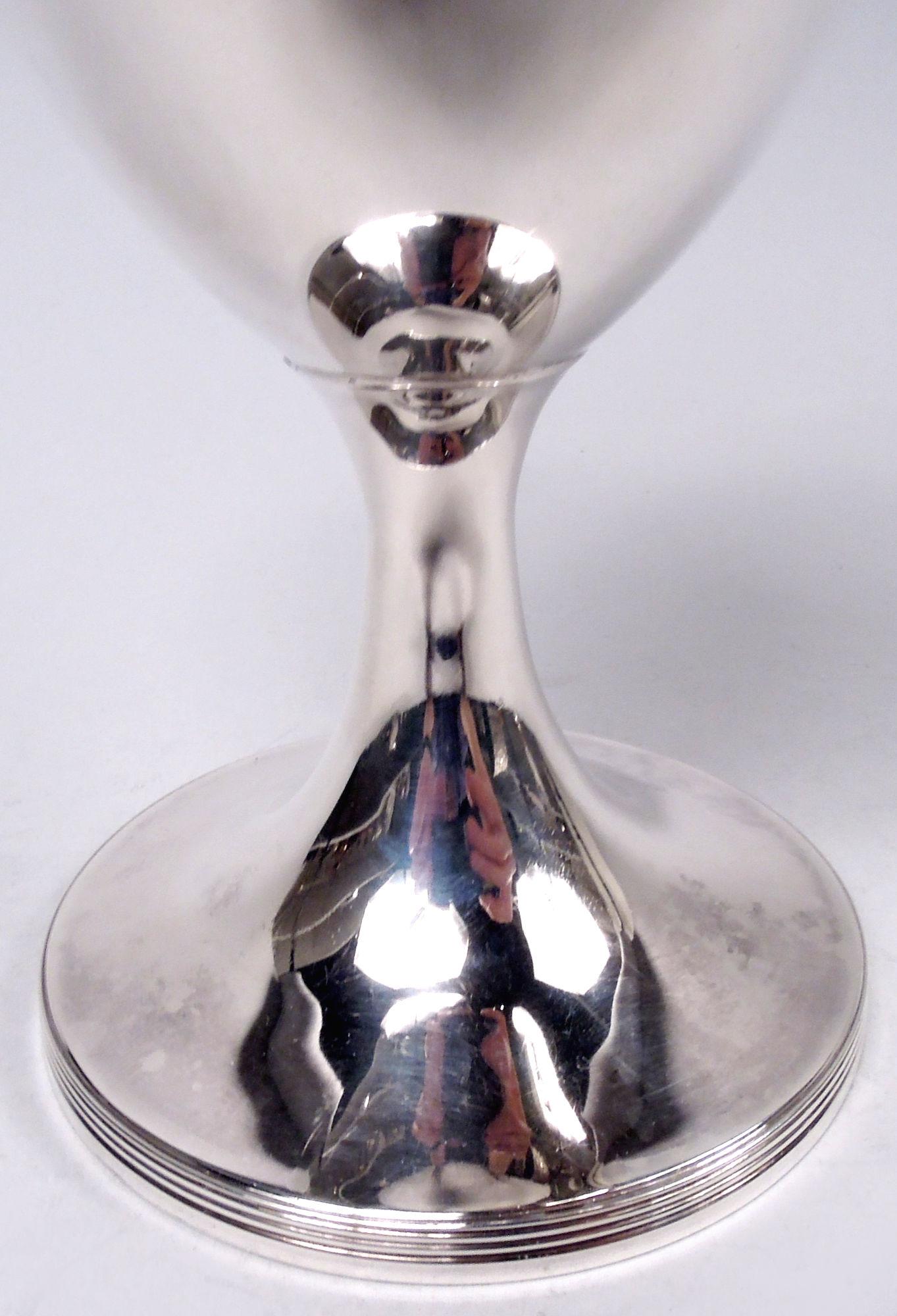 Pokal aus Sterlingsilber George III. Hergestellt von John Emes in London im Jahr 1804. Eiförmige Schale und erhöhter und geriffelter Fuß. Sparen Sie sich den georgianischen Neoklassizismus für einen historischen Jahrgang. Vollständig markiert. 