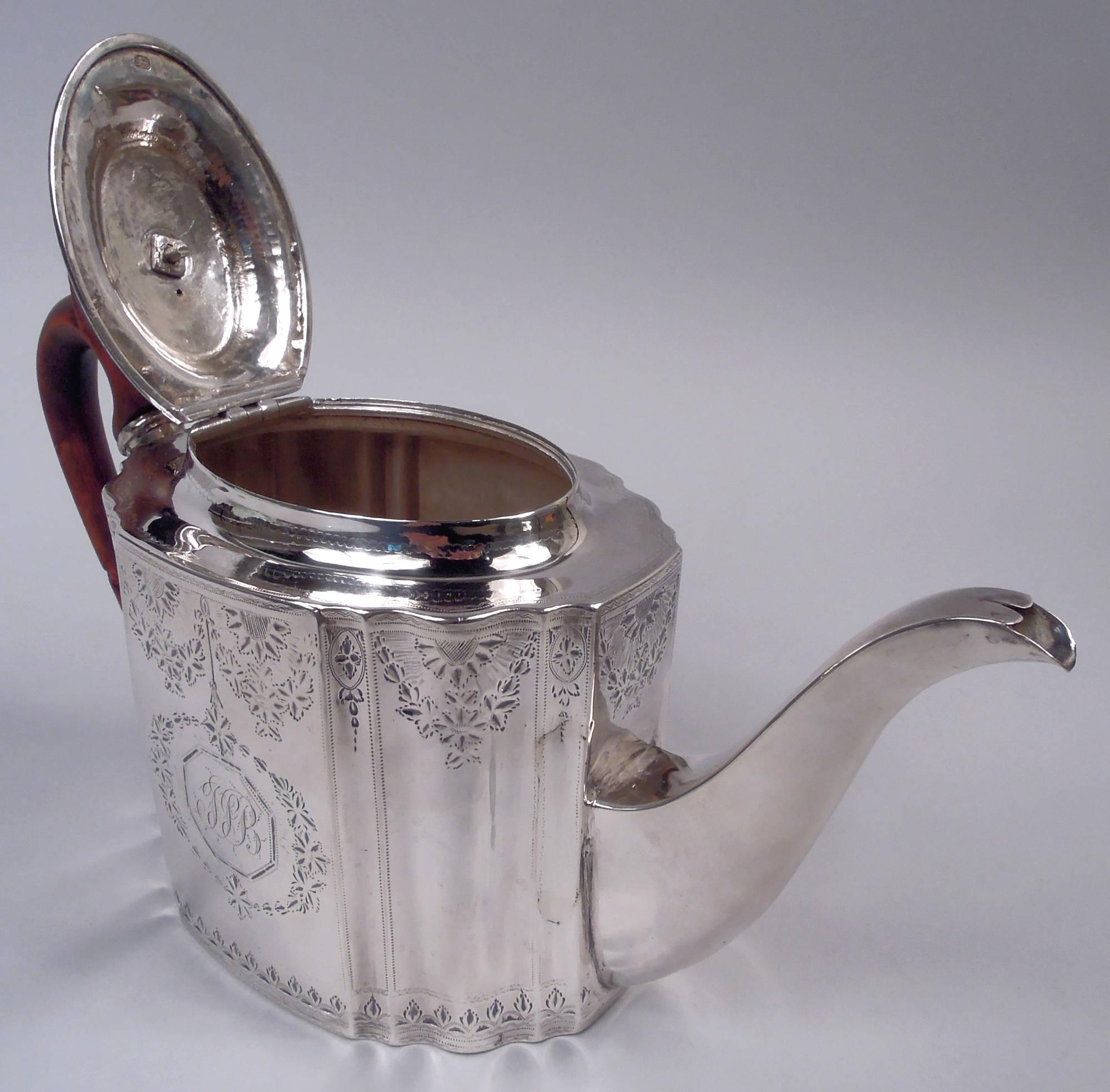 Gravé Théière en argent sterling de style géorgien néoclassique anglais, 1792 en vente