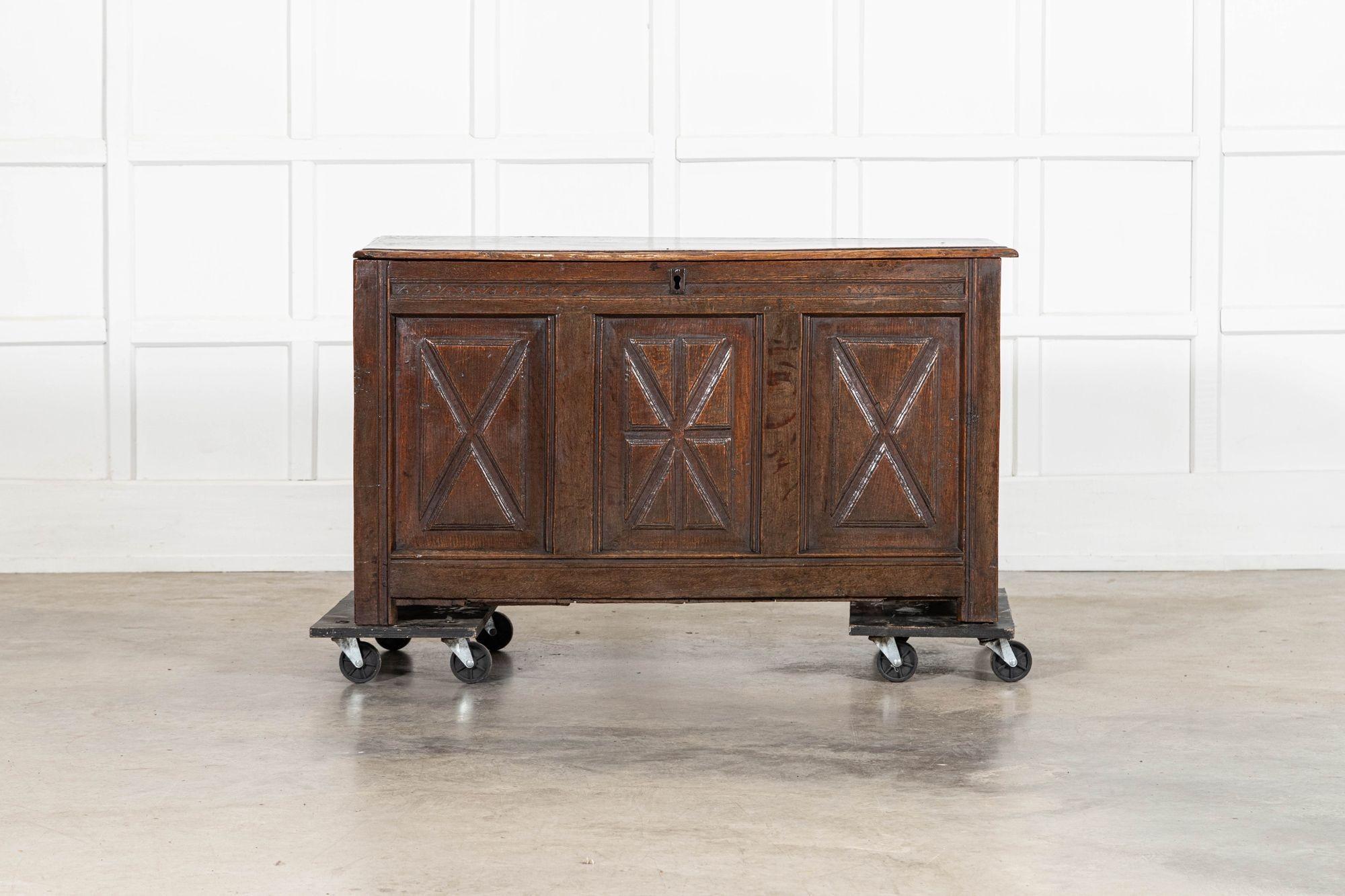 hacia 1800
Cofre Georgiano Inglés de Roble
sku 2106B
An 119 cm P 50 cm Al 68 cm
Peso 42 kg