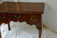 Commode basse en chêne de style géorgien anglais avec pieds cabriole et façades de tiroirs à bandes croisées