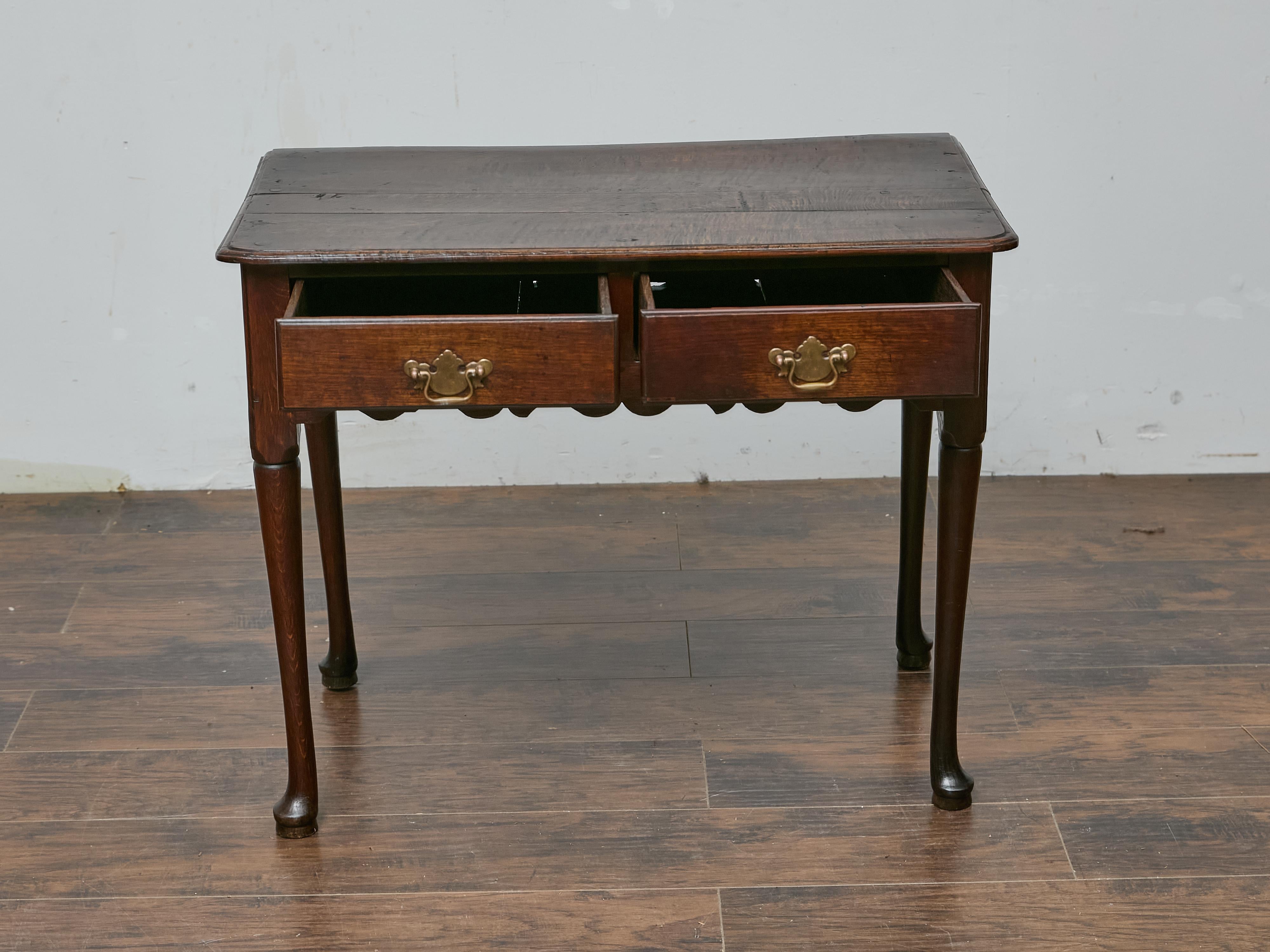 Georgien Table d'appoint géorgienne anglaise en Oak avec deux tiroirs et pieds pad, vers 1800 en vente