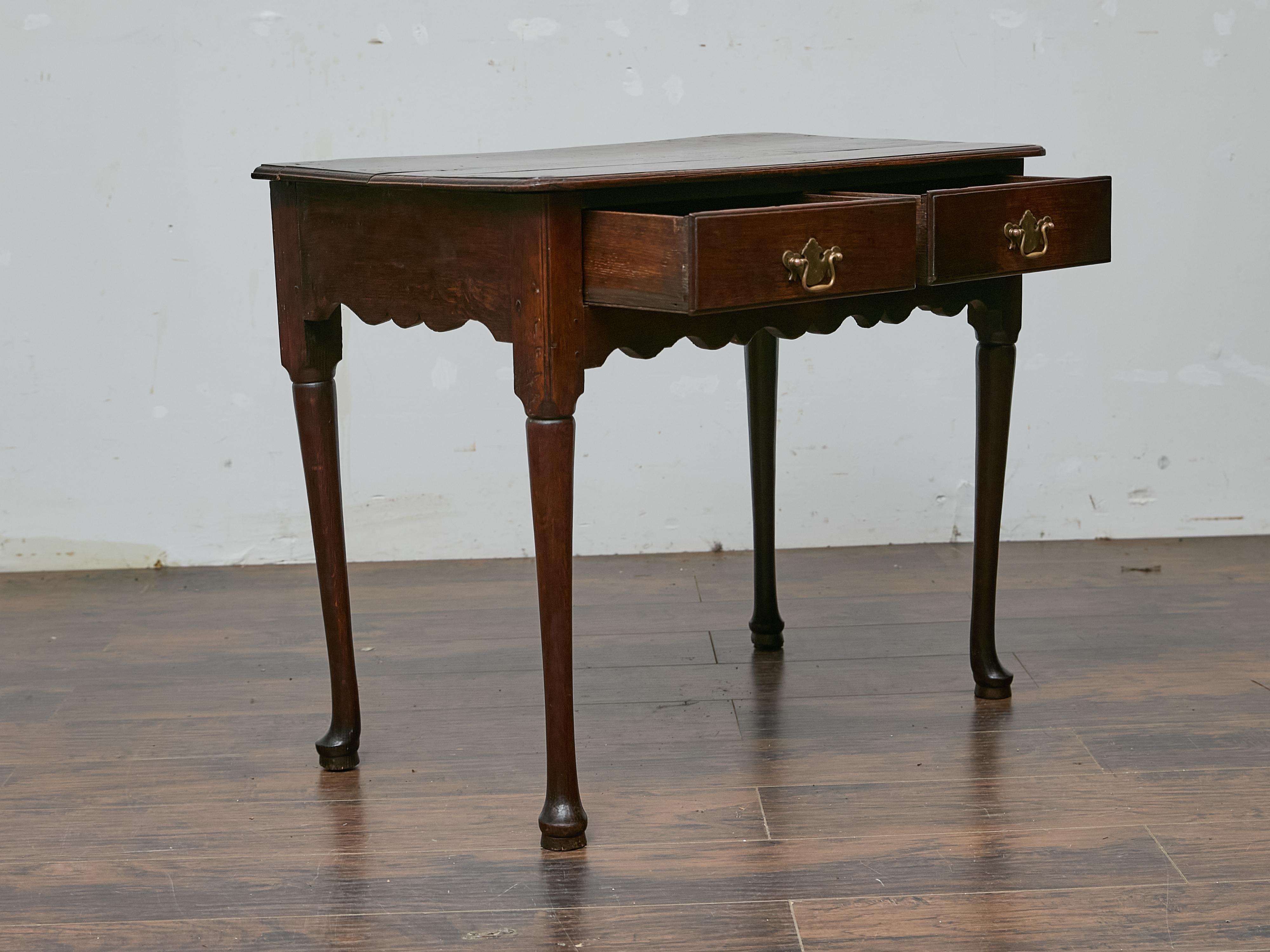 Anglais Table d'appoint géorgienne anglaise en Oak avec deux tiroirs et pieds pad, vers 1800 en vente