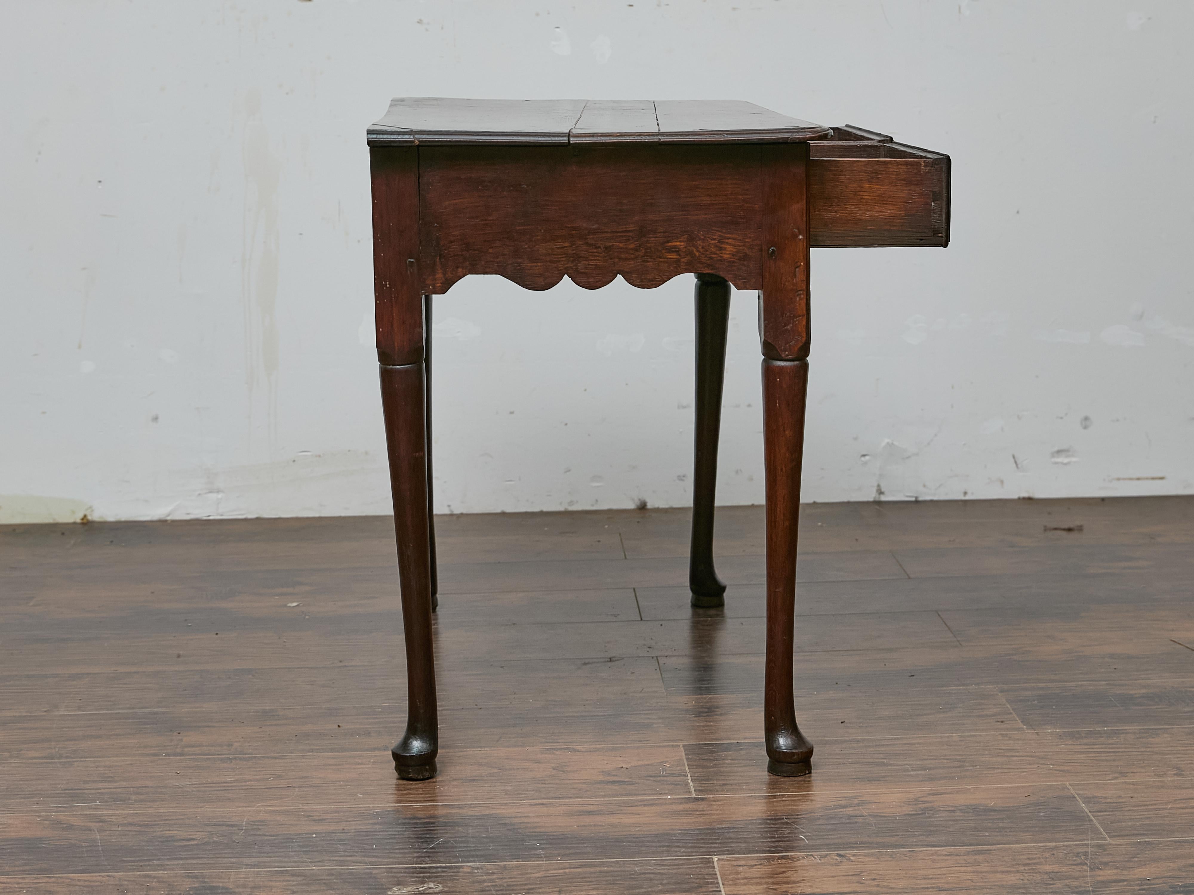 Table d'appoint géorgienne anglaise en Oak avec deux tiroirs et pieds pad, vers 1800 Bon état - En vente à Atlanta, GA