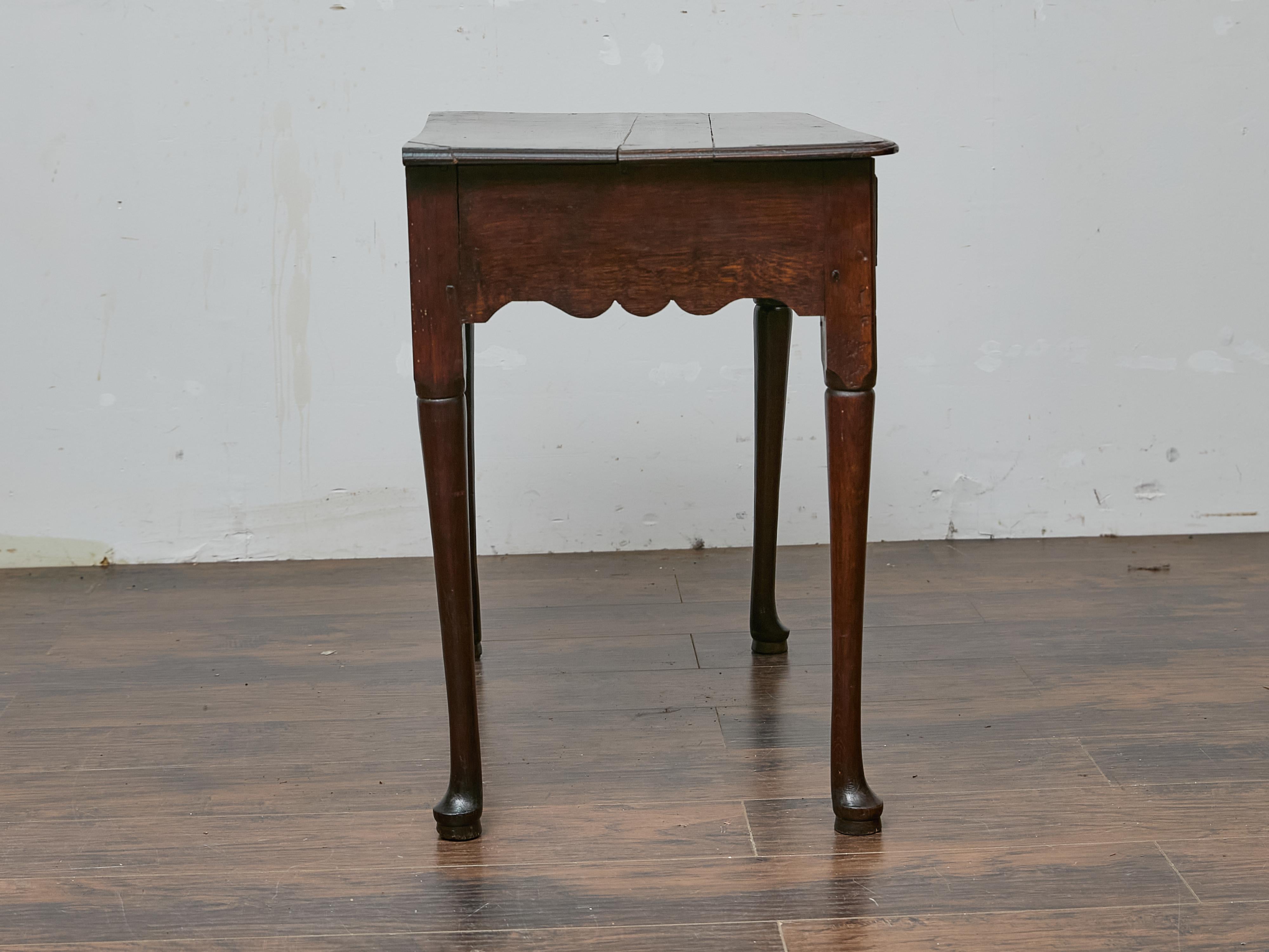 XIXe siècle Table d'appoint géorgienne anglaise en Oak avec deux tiroirs et pieds pad, vers 1800 en vente