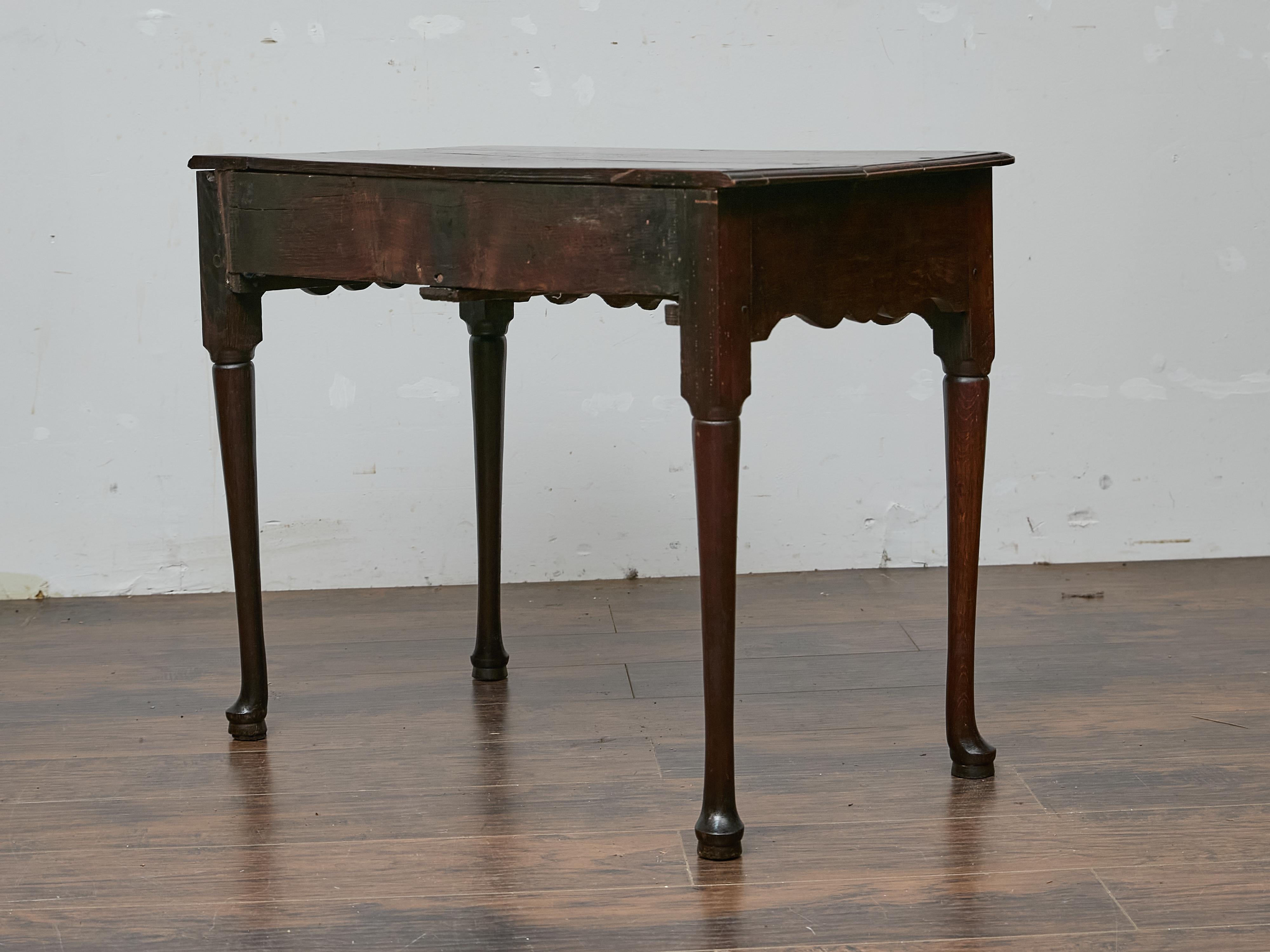 Laiton Table d'appoint géorgienne anglaise en Oak avec deux tiroirs et pieds pad, vers 1800 en vente