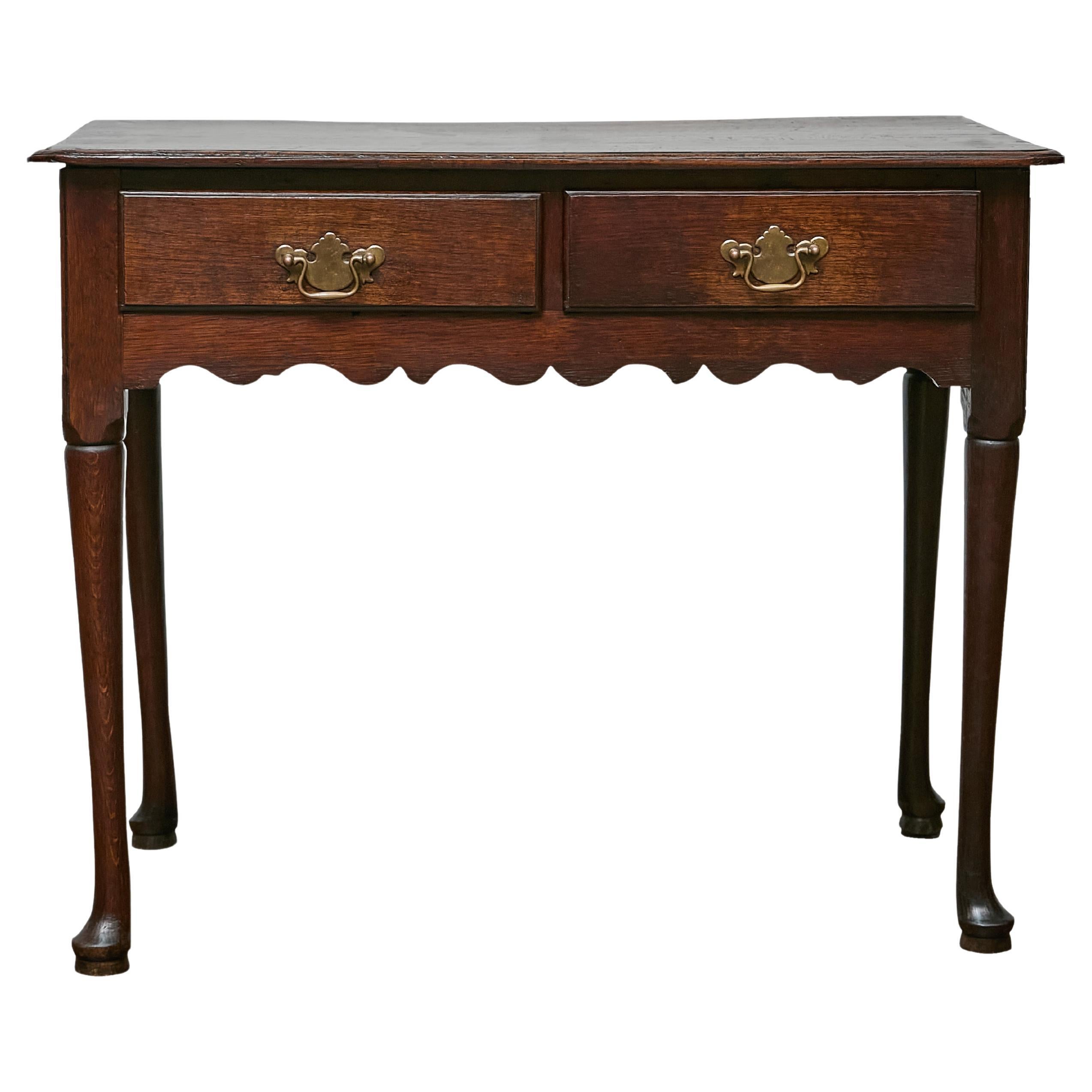 Mesa auxiliar inglesa georgiana de roble con dos cajones y pies almohadillados, hacia 1800