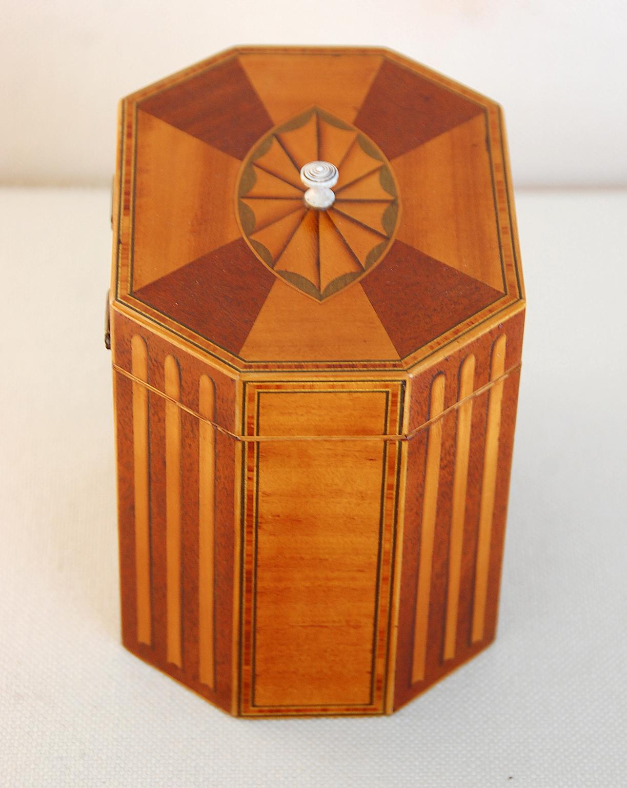 English Georgian Octagonal Single Tea Caddy Inlaid Fan and Columns In Good Condition In Wells, ME