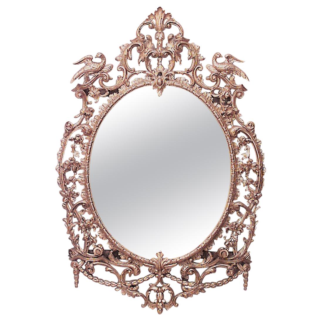Miroir mural ovale géorgien anglais en bois doré sculpté et filigrane