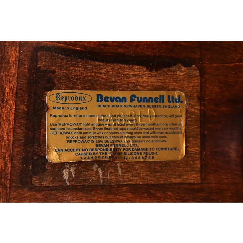 Table de salle à manger à piédestal de style géorgien anglais par Bevan Funnell, nouvellement repeinte en vente 3