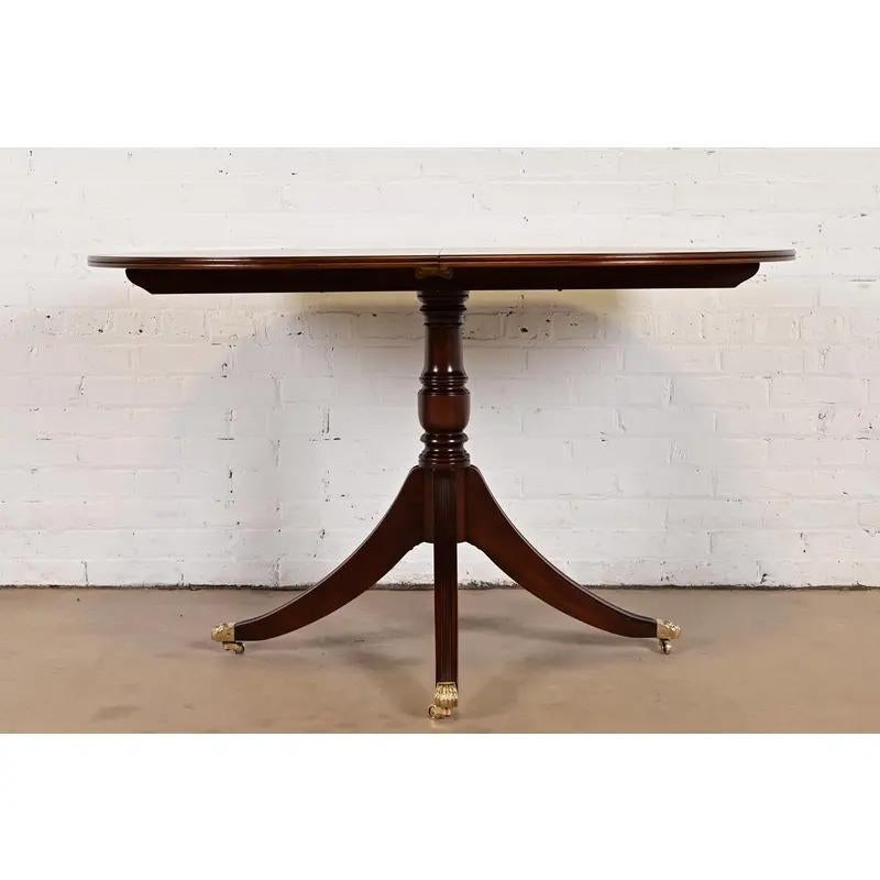 Georgien Table de salle à manger à piédestal de style géorgien anglais par Bevan Funnell, nouvellement repeinte en vente