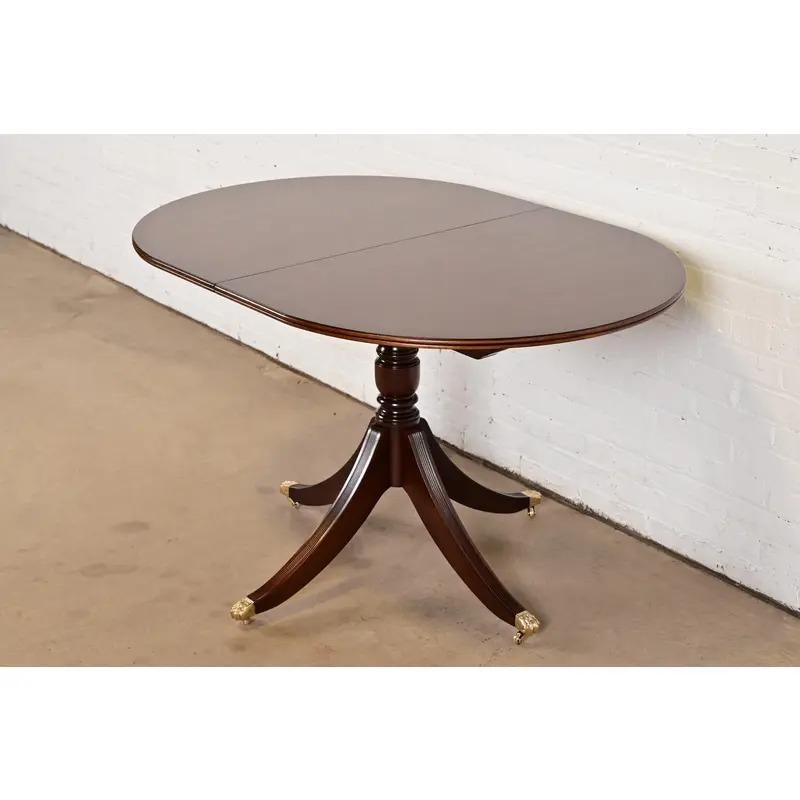 Américain Table de salle à manger à piédestal de style géorgien anglais par Bevan Funnell, nouvellement repeinte en vente