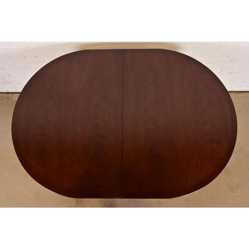 Fin du 20e siècle Table de salle à manger à piédestal de style géorgien anglais par Bevan Funnell, nouvellement repeinte en vente