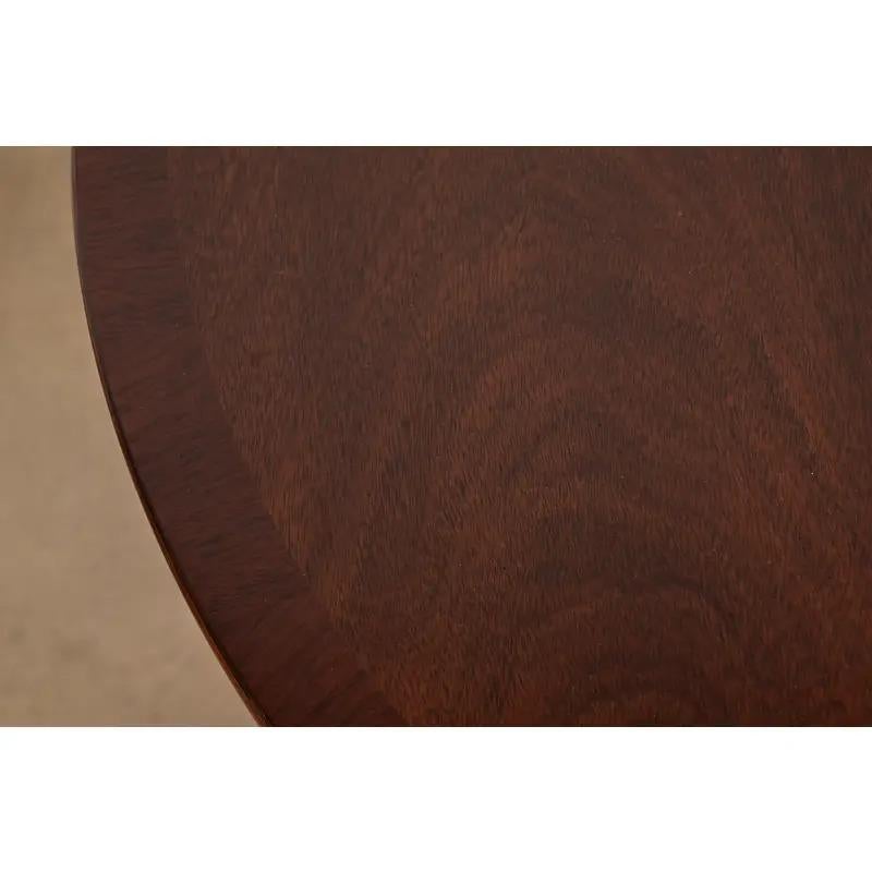 Laiton Table de salle à manger à piédestal de style géorgien anglais par Bevan Funnell, nouvellement repeinte en vente