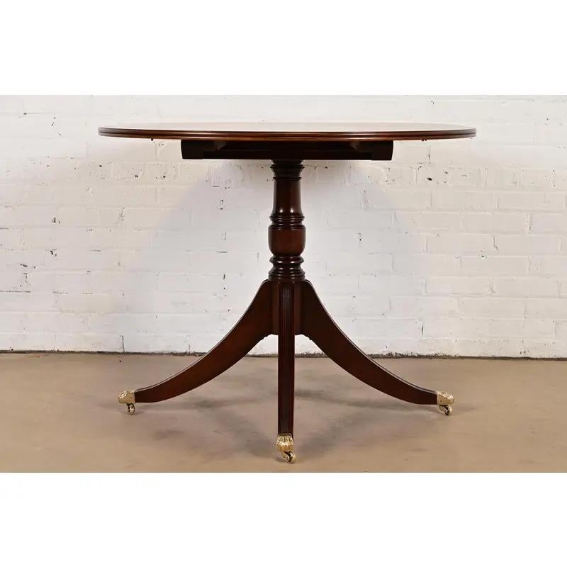 Table de salle à manger à piédestal de style géorgien anglais par Bevan Funnell, nouvellement repeinte en vente 2