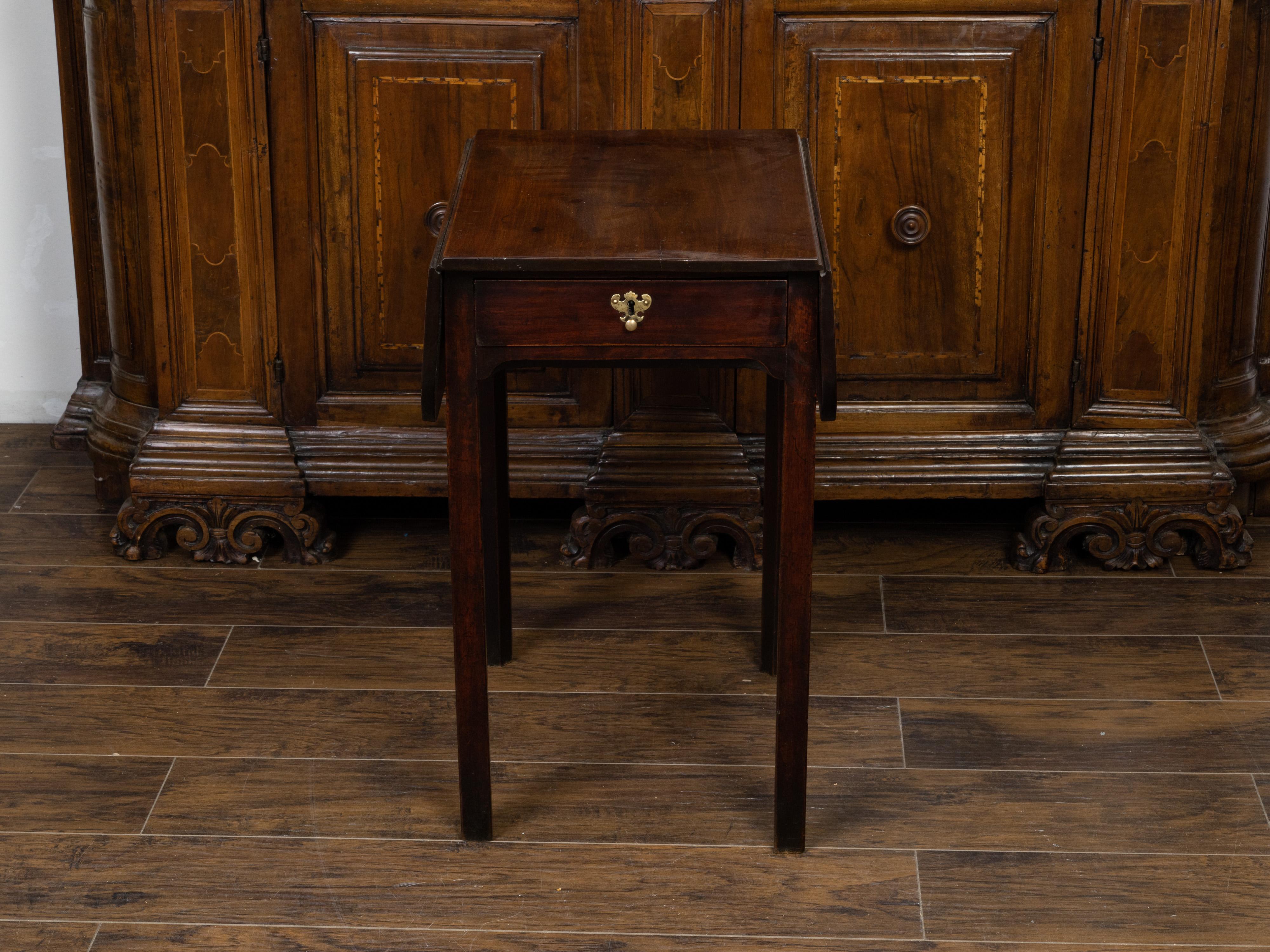 Table Pembroke en acajou de la période géorgienne anglaise des années 1800 avec un seul tiroir en vente 3