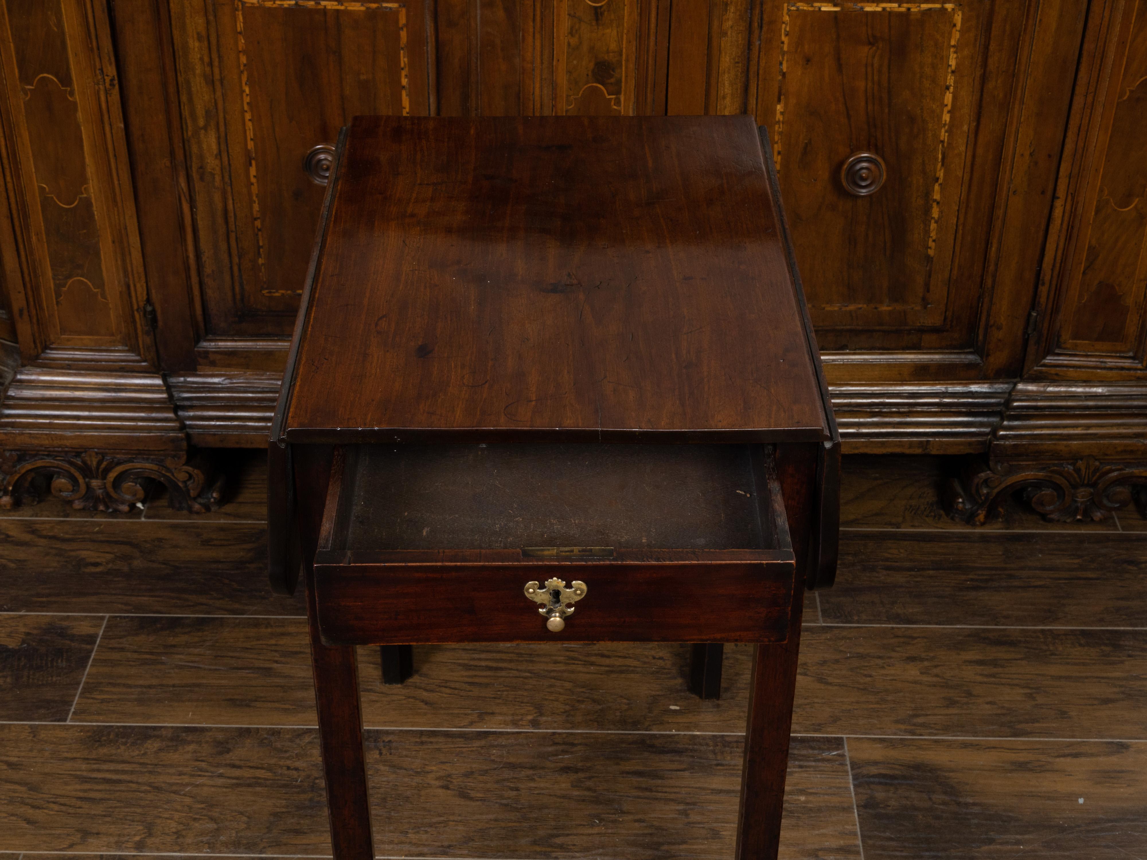 Table Pembroke en acajou de la période géorgienne anglaise des années 1800 avec un seul tiroir en vente 4