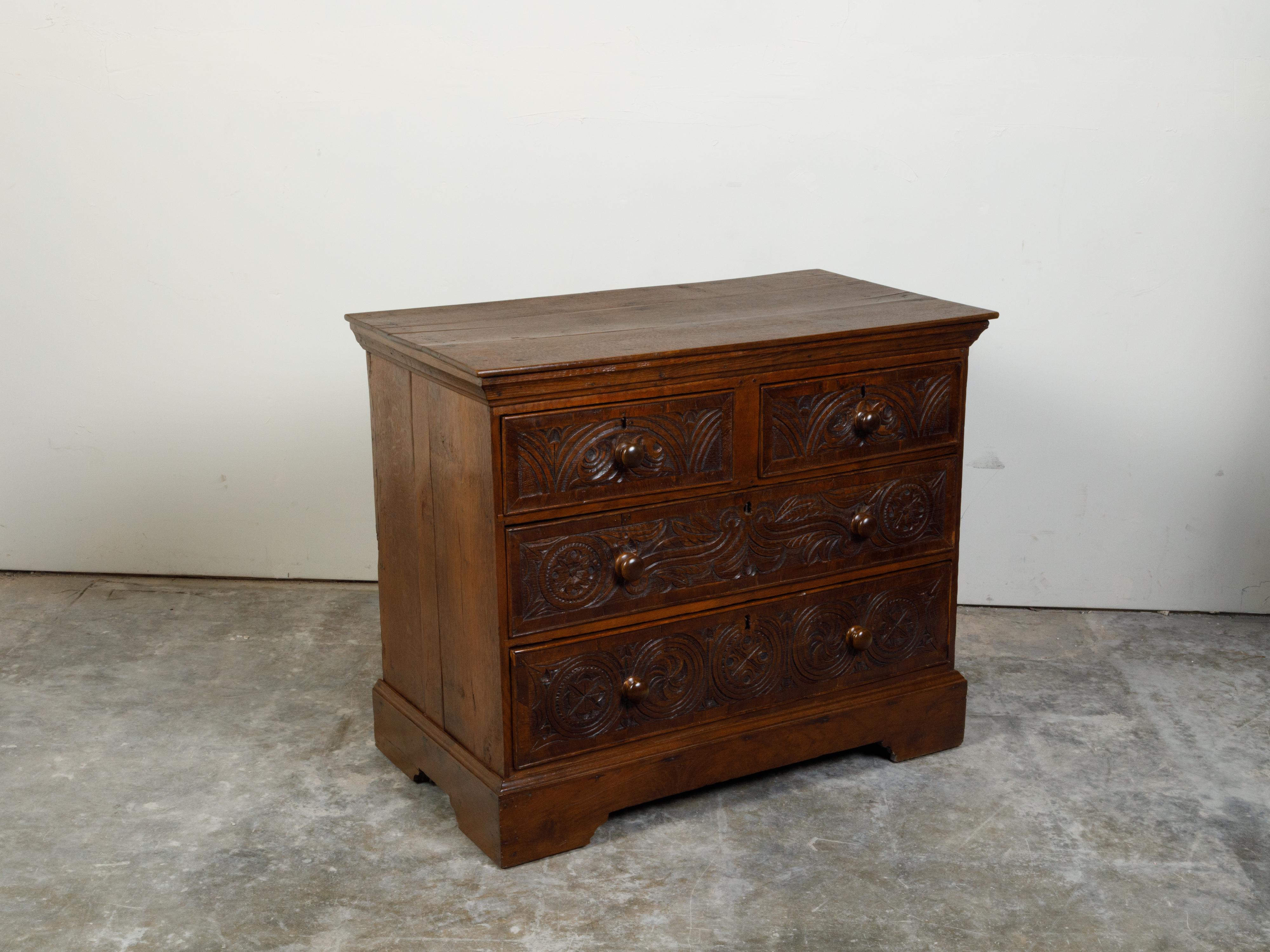 English Georgian Period 1800s Oak Chest with Four Drawers and Carved Motifs In Good Condition For Sale In Atlanta, GA