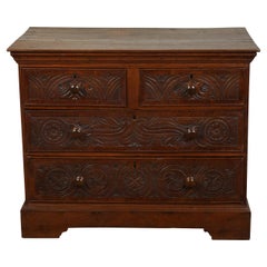 English Georgian Period 1800s Oak Chest mit vier Schubladen und geschnitzten Motiven
