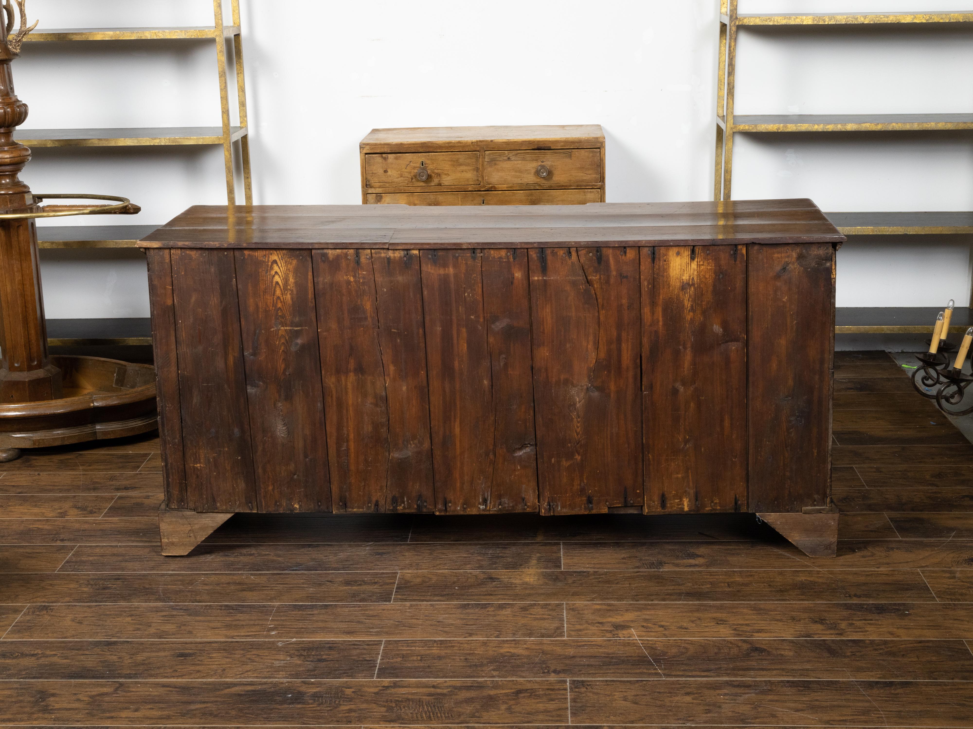 Cómoda inglesa del periodo georgiano de 1800 de roble con cinco cajones y dos puertas Chapado en venta
