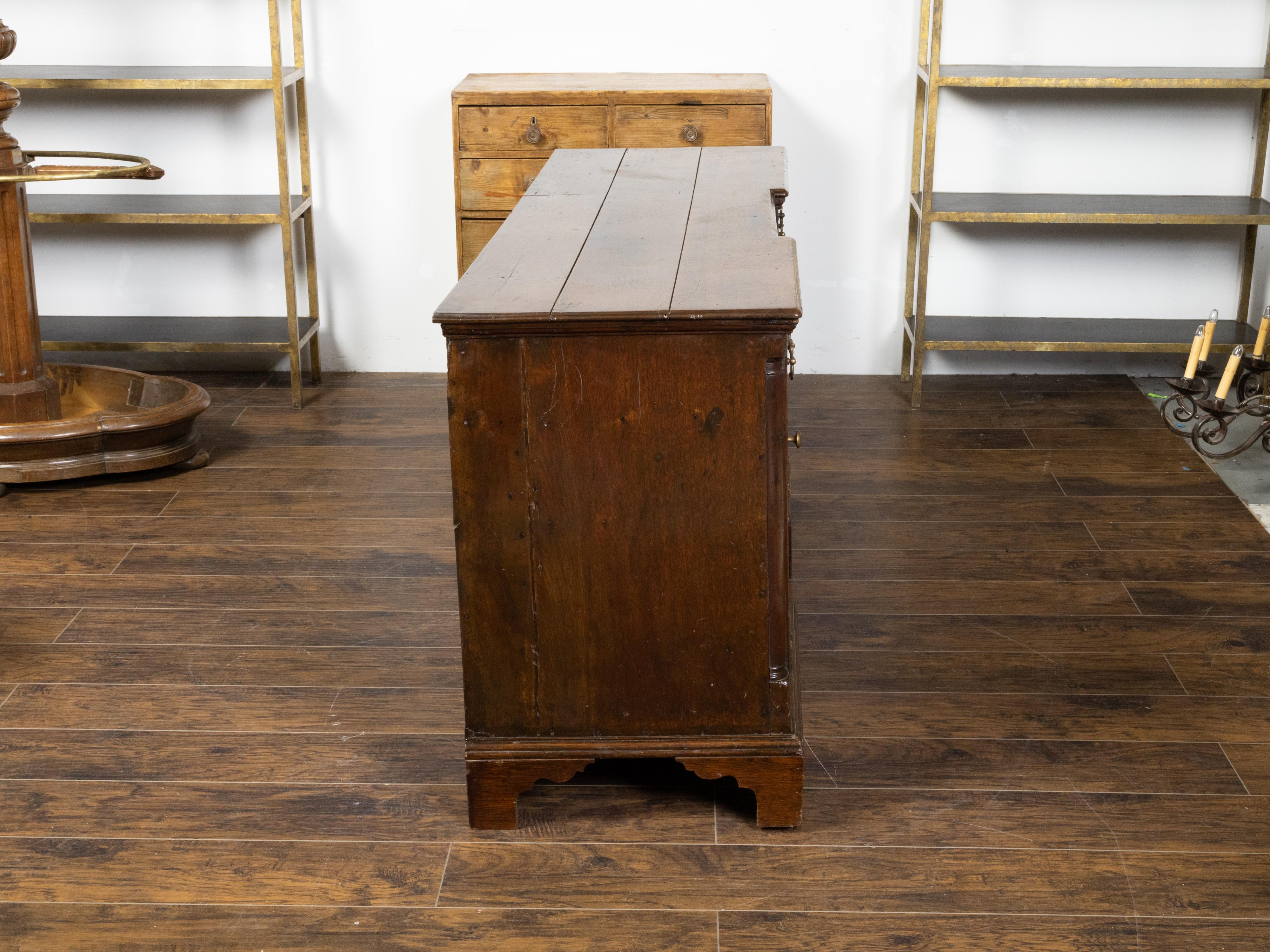 Cómoda inglesa del periodo georgiano de 1800 de roble con cinco cajones y dos puertas siglo XIX en venta
