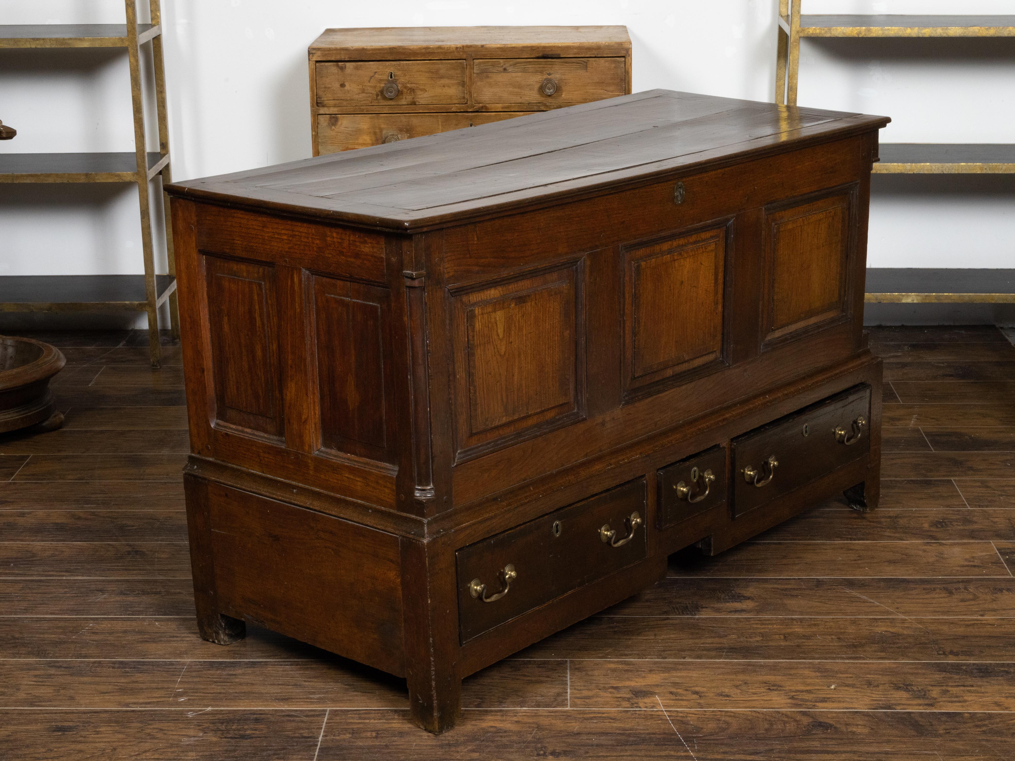 Arqueta inglesa de época georgiana de 1800 de roble con tapa elevable y tres cajones Georgiano en venta