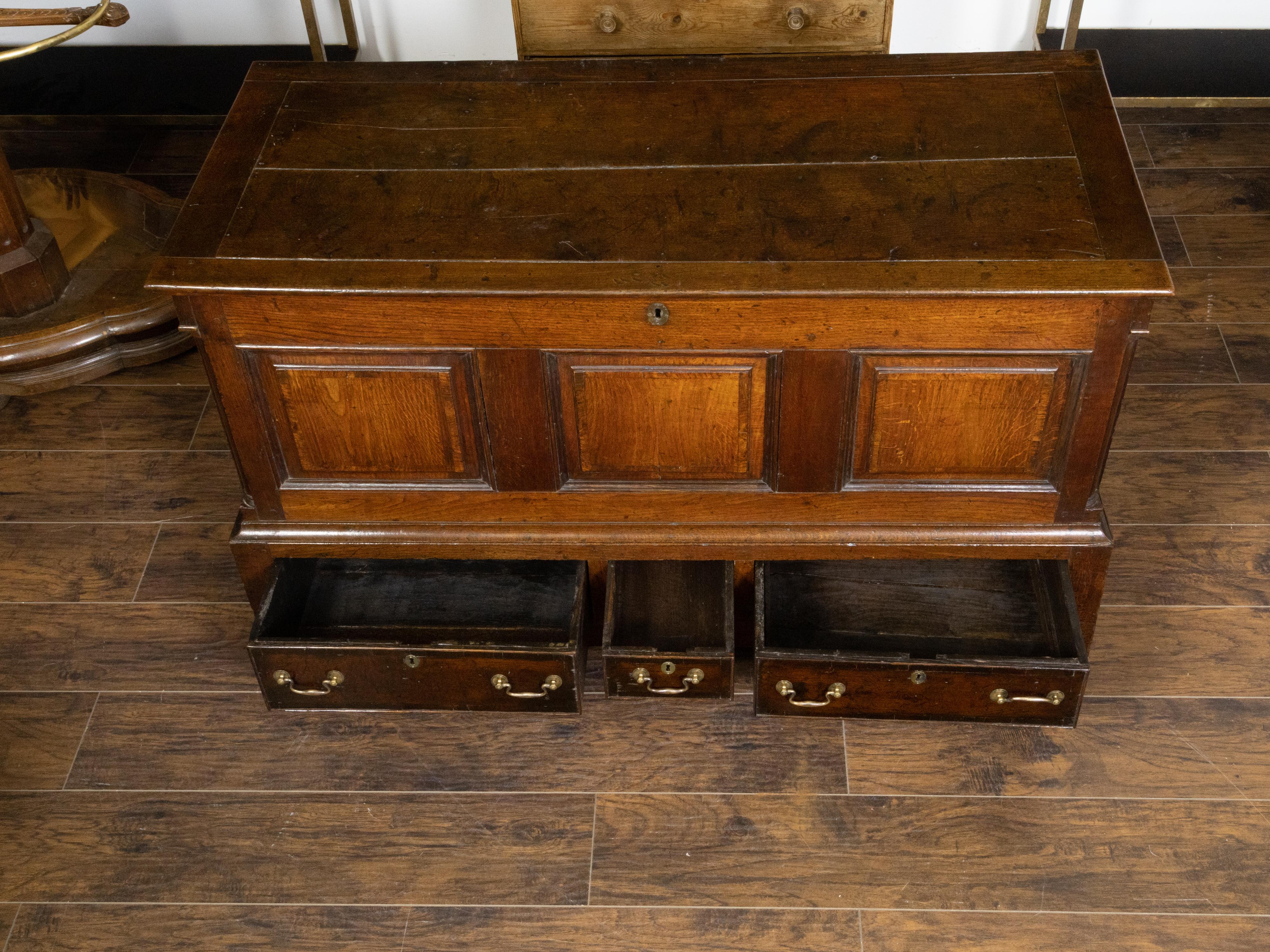 English Georgian Period 1800s Oak Mule Chest with Lift Top and Three Drawers In Good Condition For Sale In Atlanta, GA