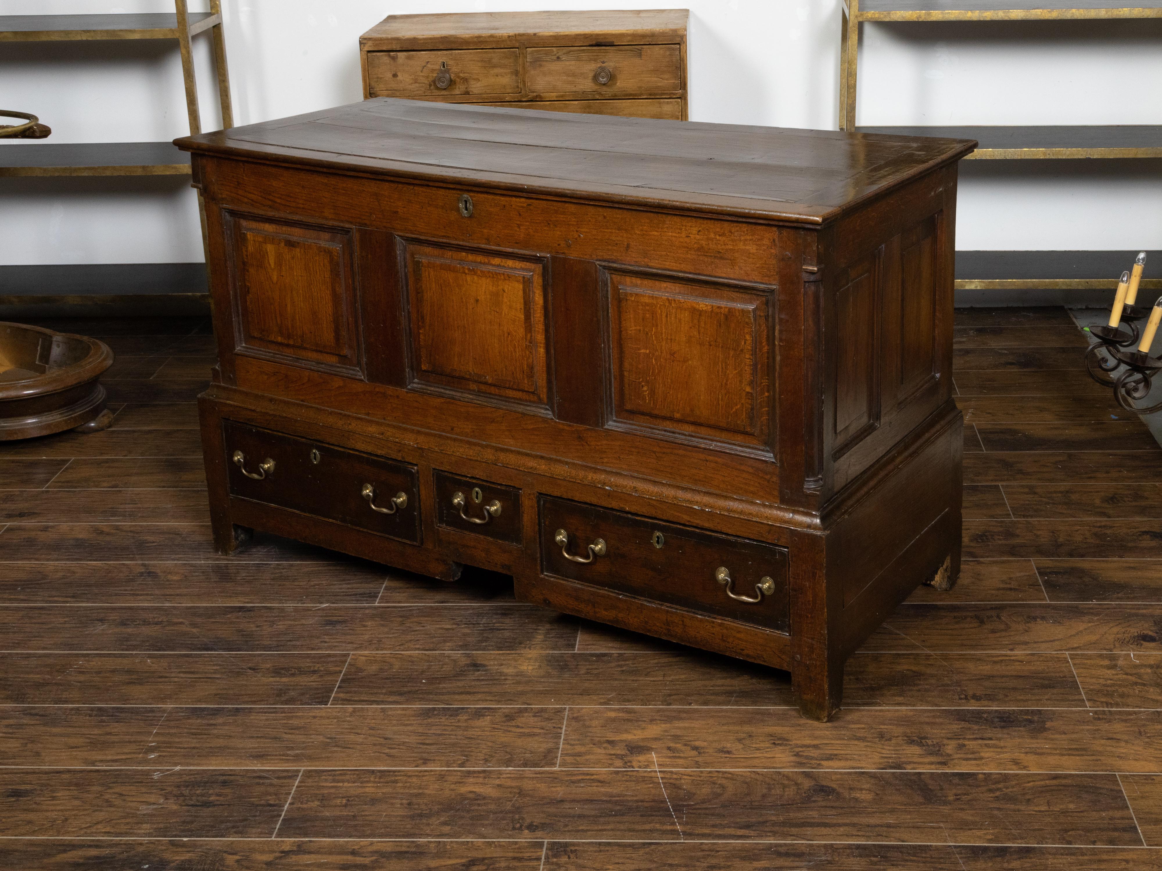19th Century English Georgian Period 1800s Oak Mule Chest with Lift Top and Three Drawers For Sale