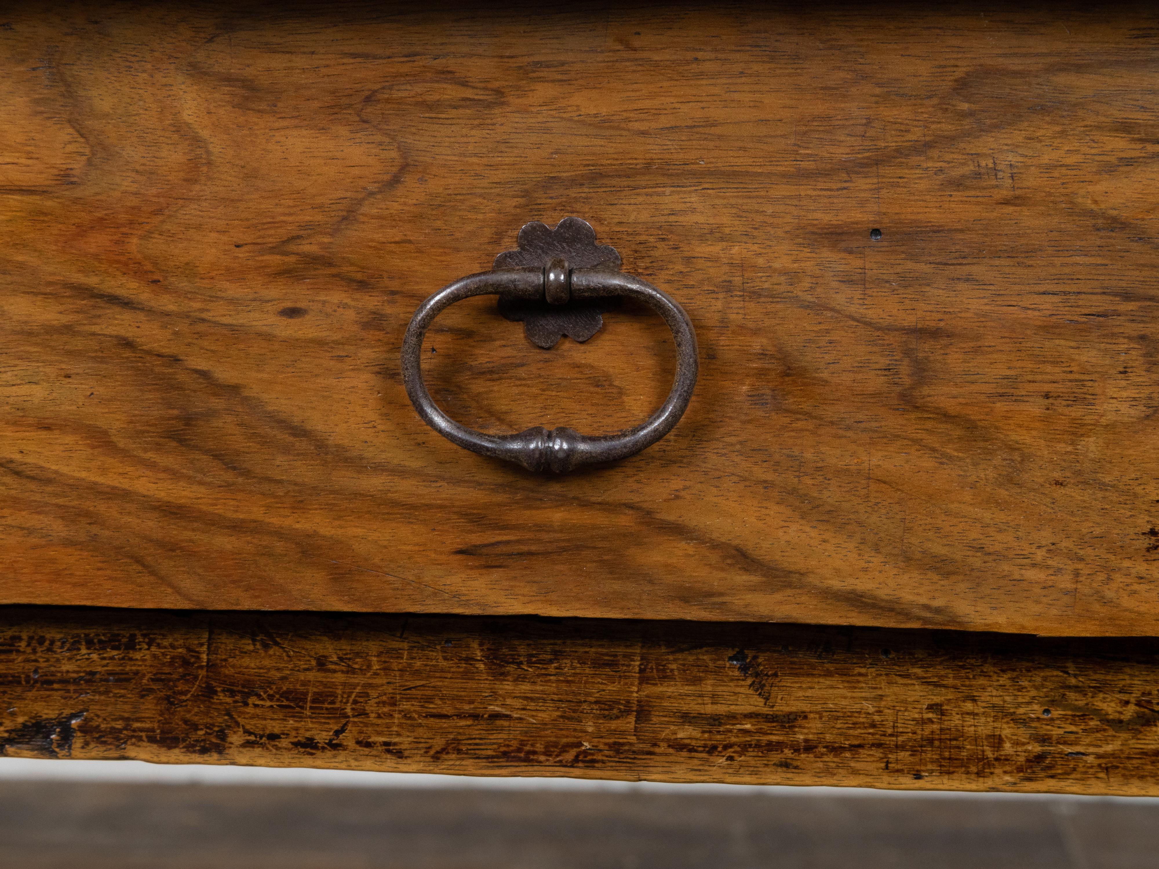 Englischer Nussbaumtisch aus der georgianischen Zeit um 1800 mit Schublade und gedrechselten Balusterbeinen im Angebot 4