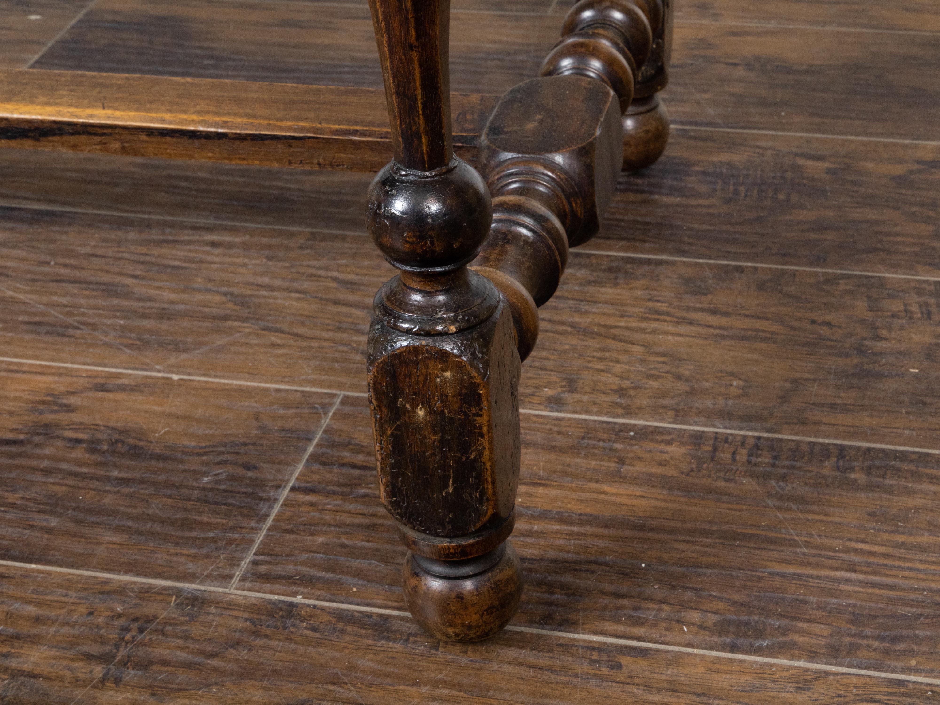 Mesa inglesa georgiana de nogal de 1800 con cajón y patas de balaustre torneadas en venta 4